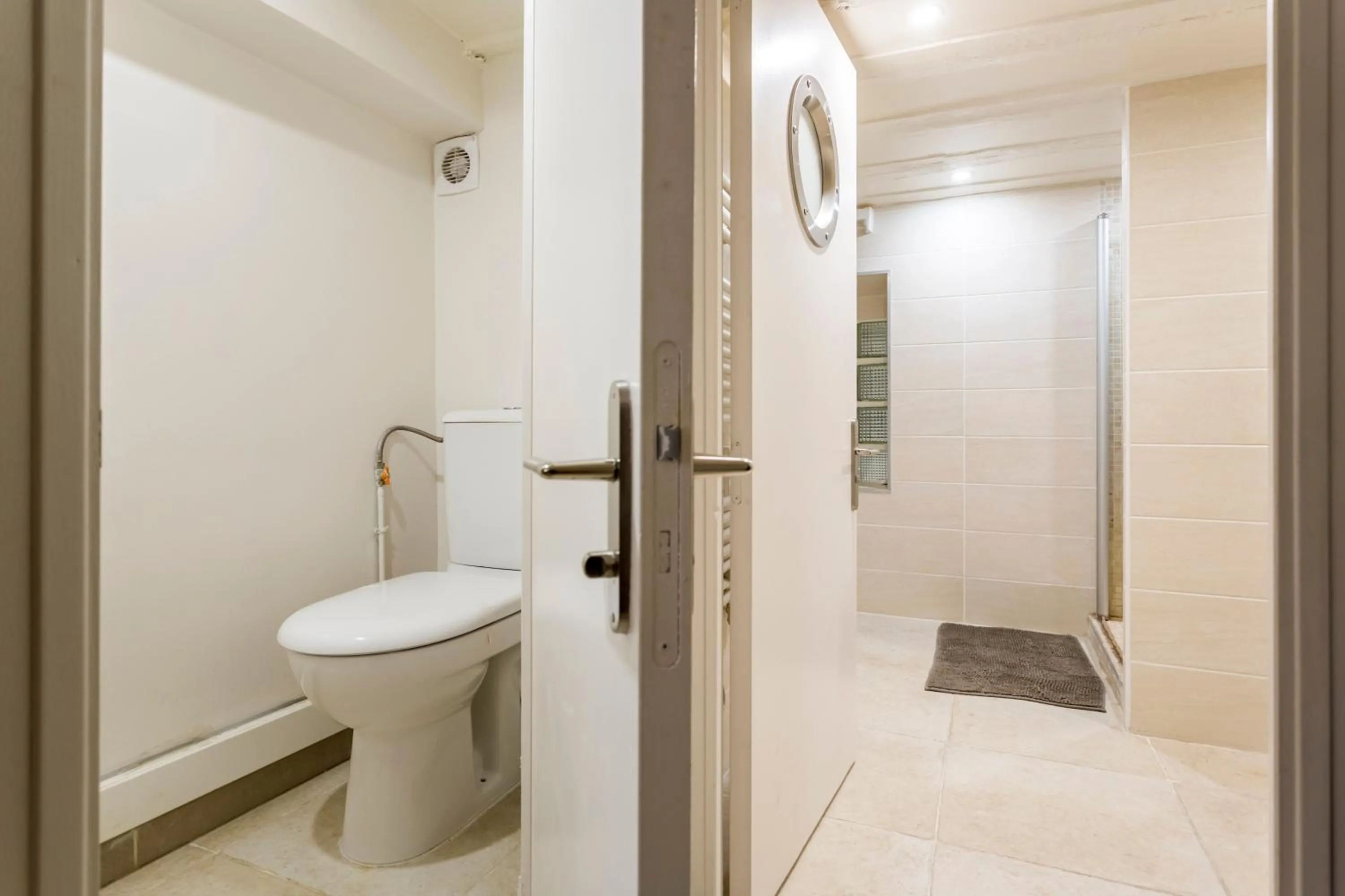 Toilet in Rivoli Vieille du temple with AC