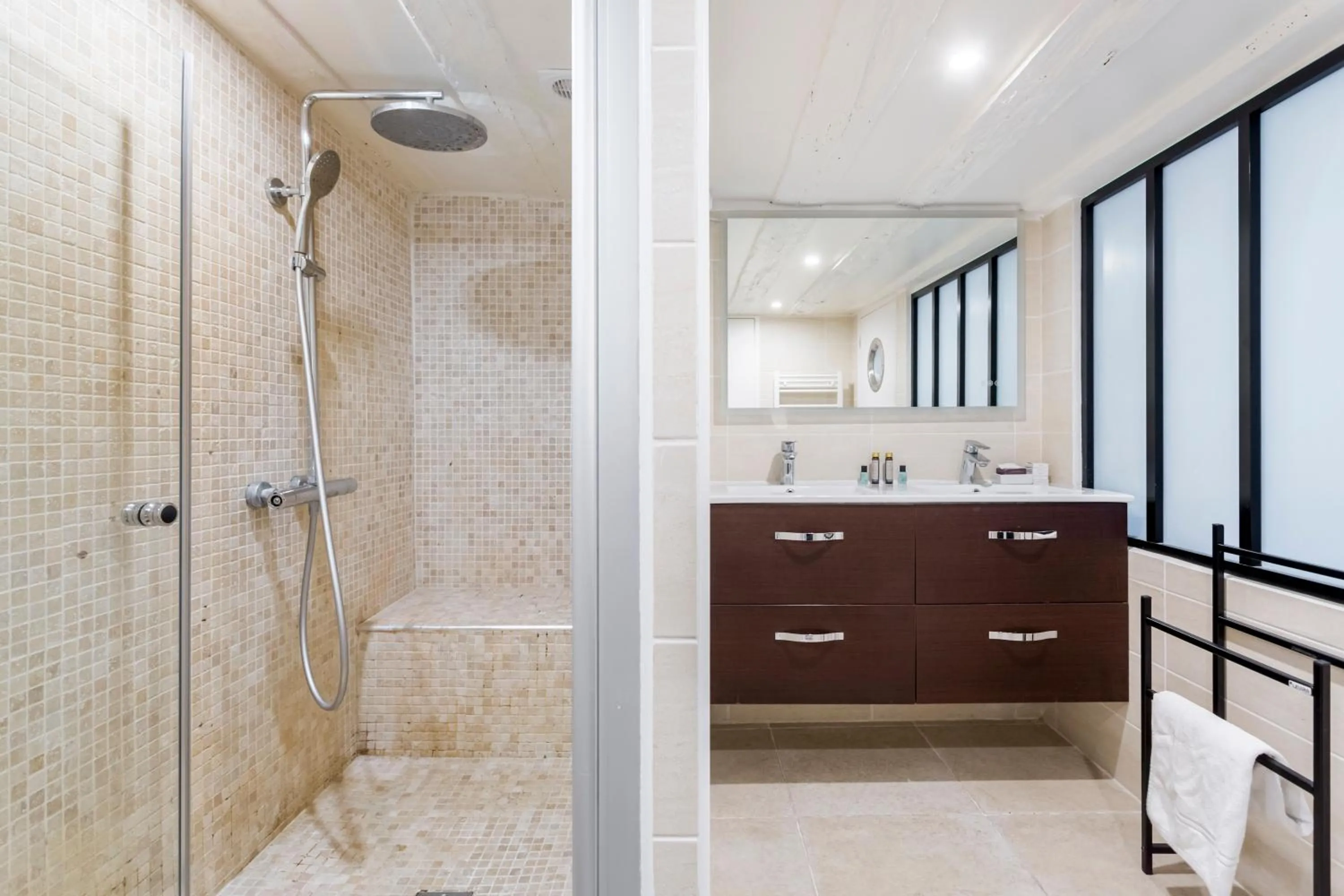 Shower in Rivoli Vieille du temple with AC