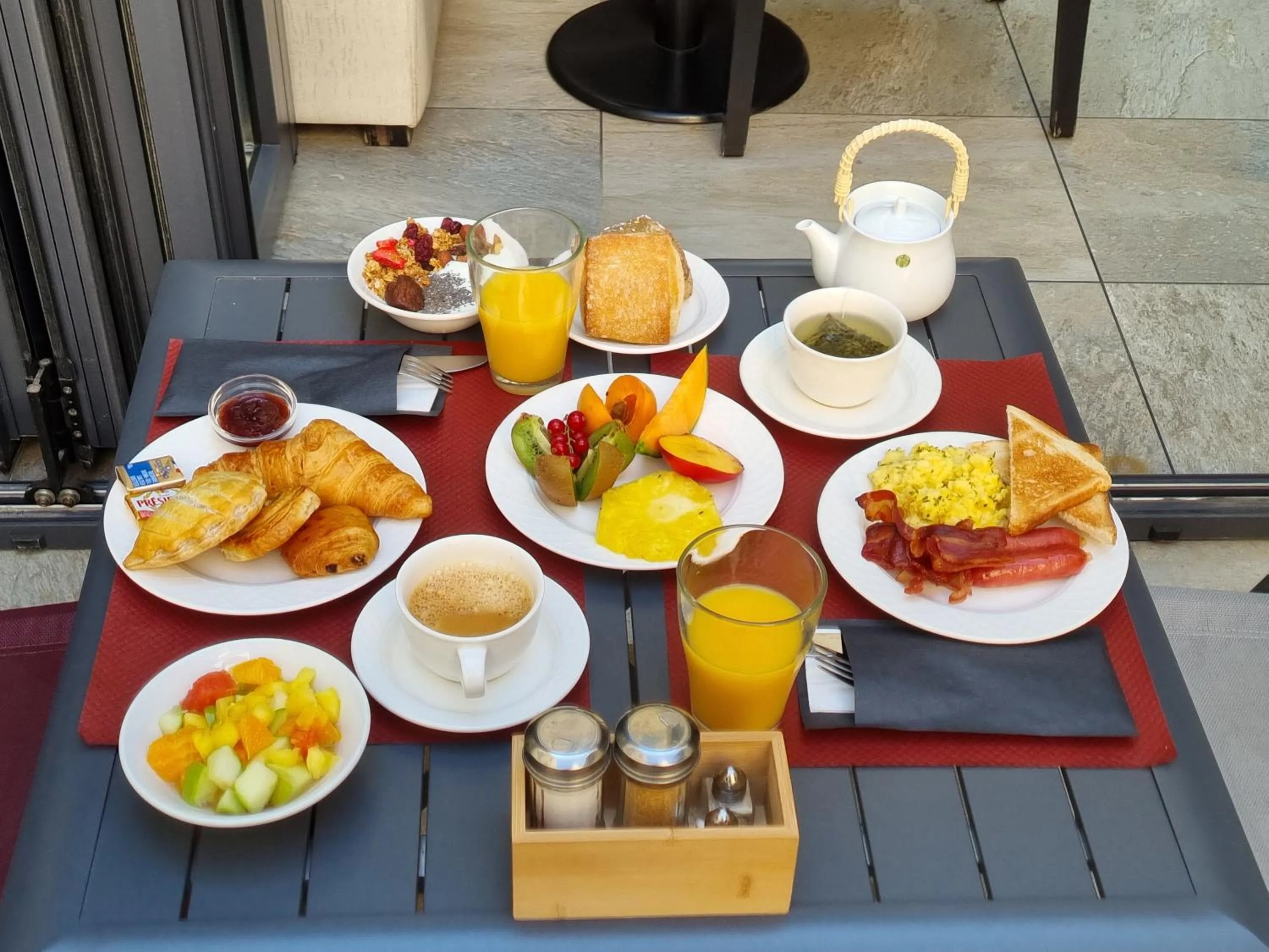 Patio in Best Western Seine West Hotel