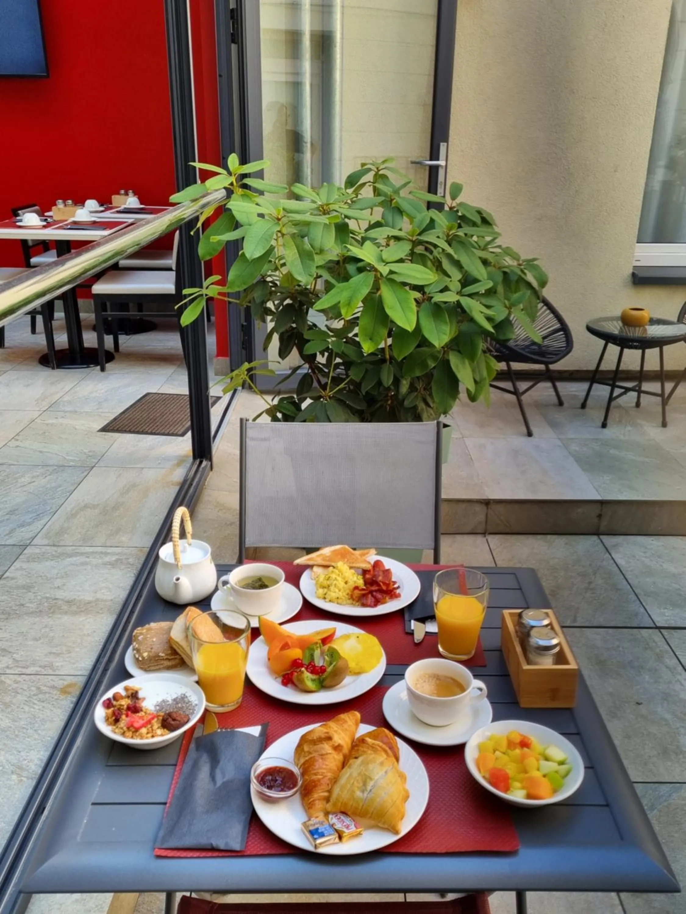 Patio in Best Western Seine West Hotel