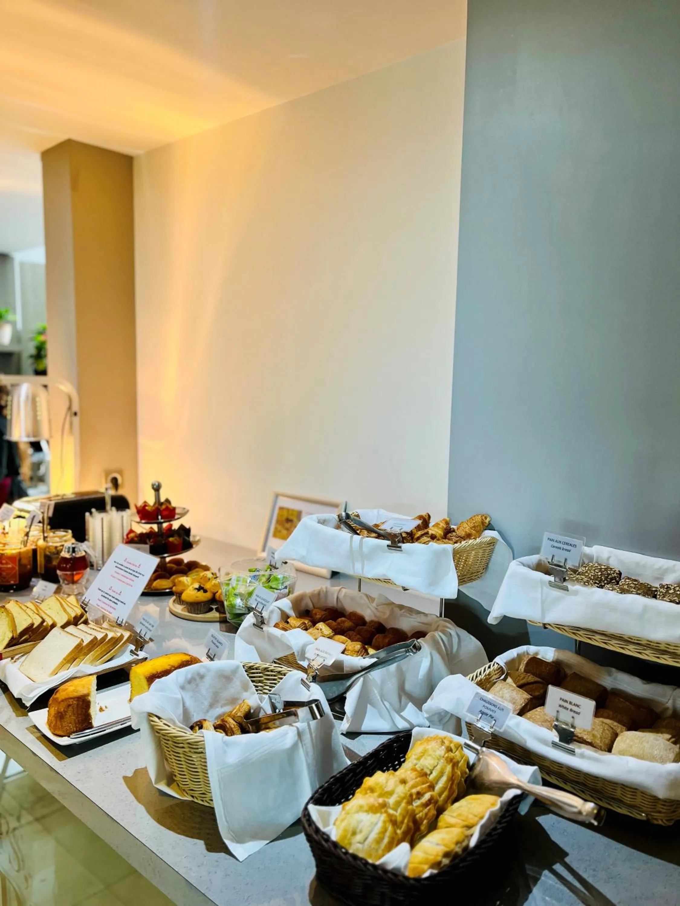 Restaurant/places to eat in Best Western Seine West Hotel