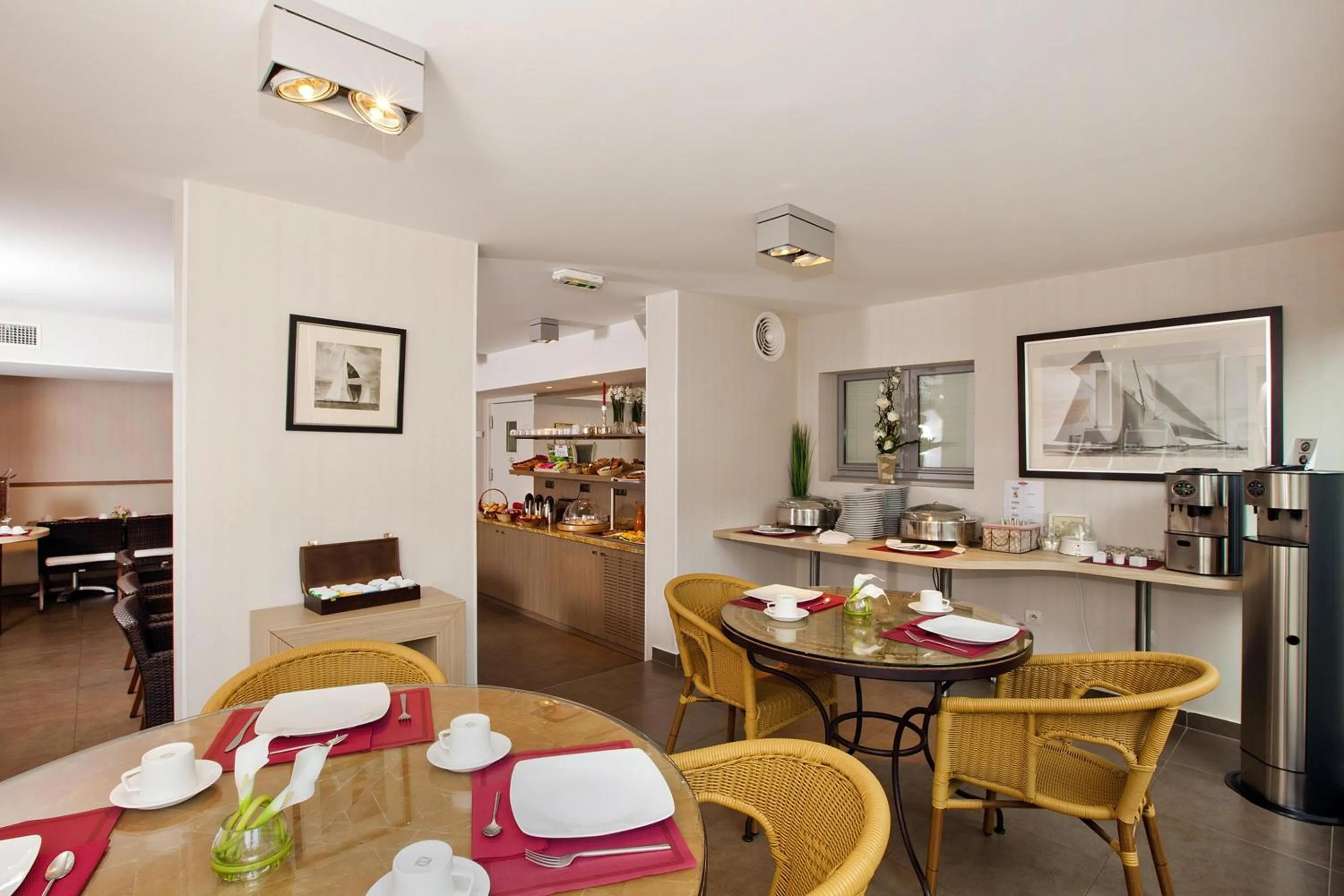 Restaurant/places to eat in Residhome Arcachon Plazza