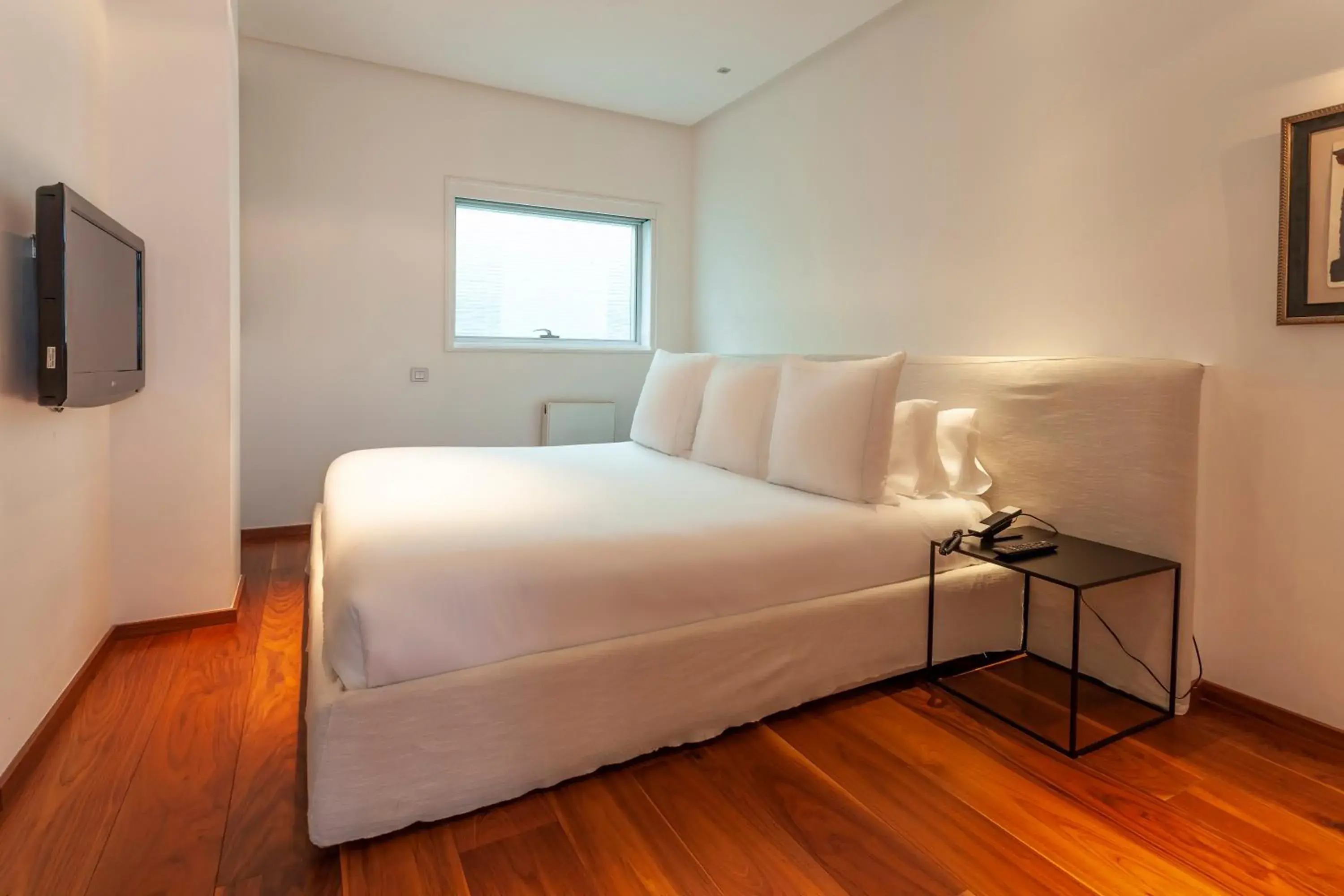 Photo of the whole room, Bed in Suites Avenue Photo of the whole room, Bed in Suites Avenue