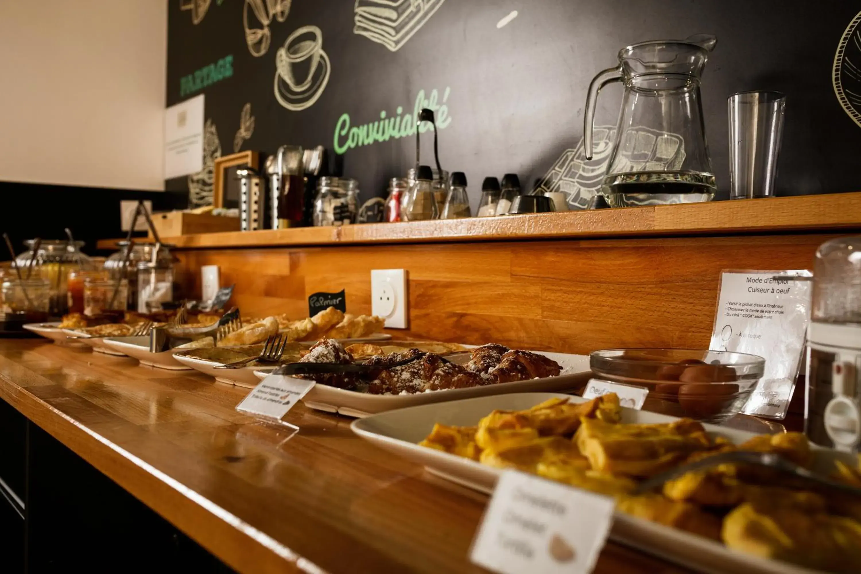 Food and drinks in Hôtel Les Sables - Urban Style - by Logis Hotels Food and drinks in Hôtel Les Sables - Urban Style - by Logis Hotels