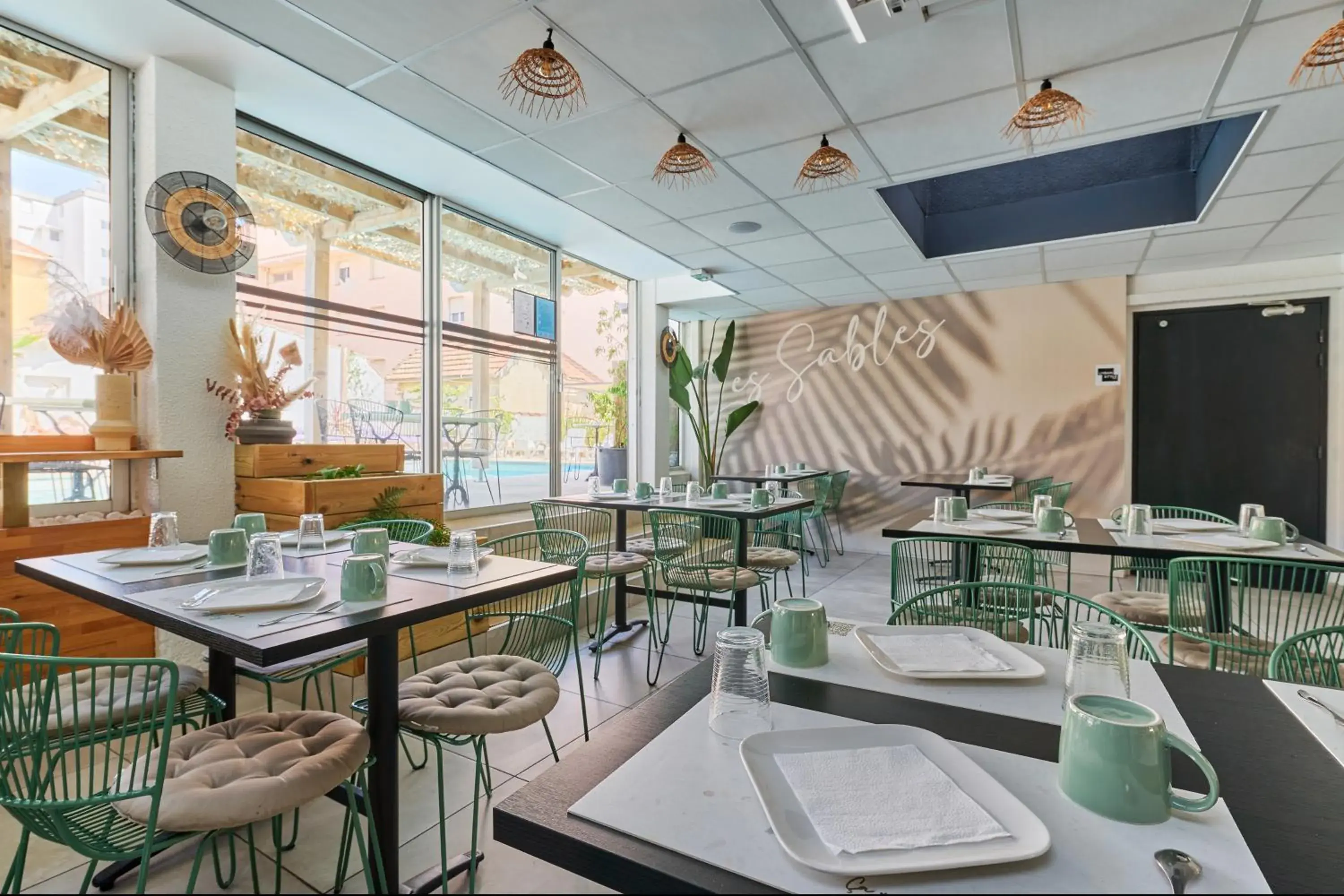 Restaurant/places to eat in Hôtel Les Sables - Urban Style - by Logis Hotels Restaurant/places to eat in Hôtel Les Sables - Urban Style - by Logis Hotels