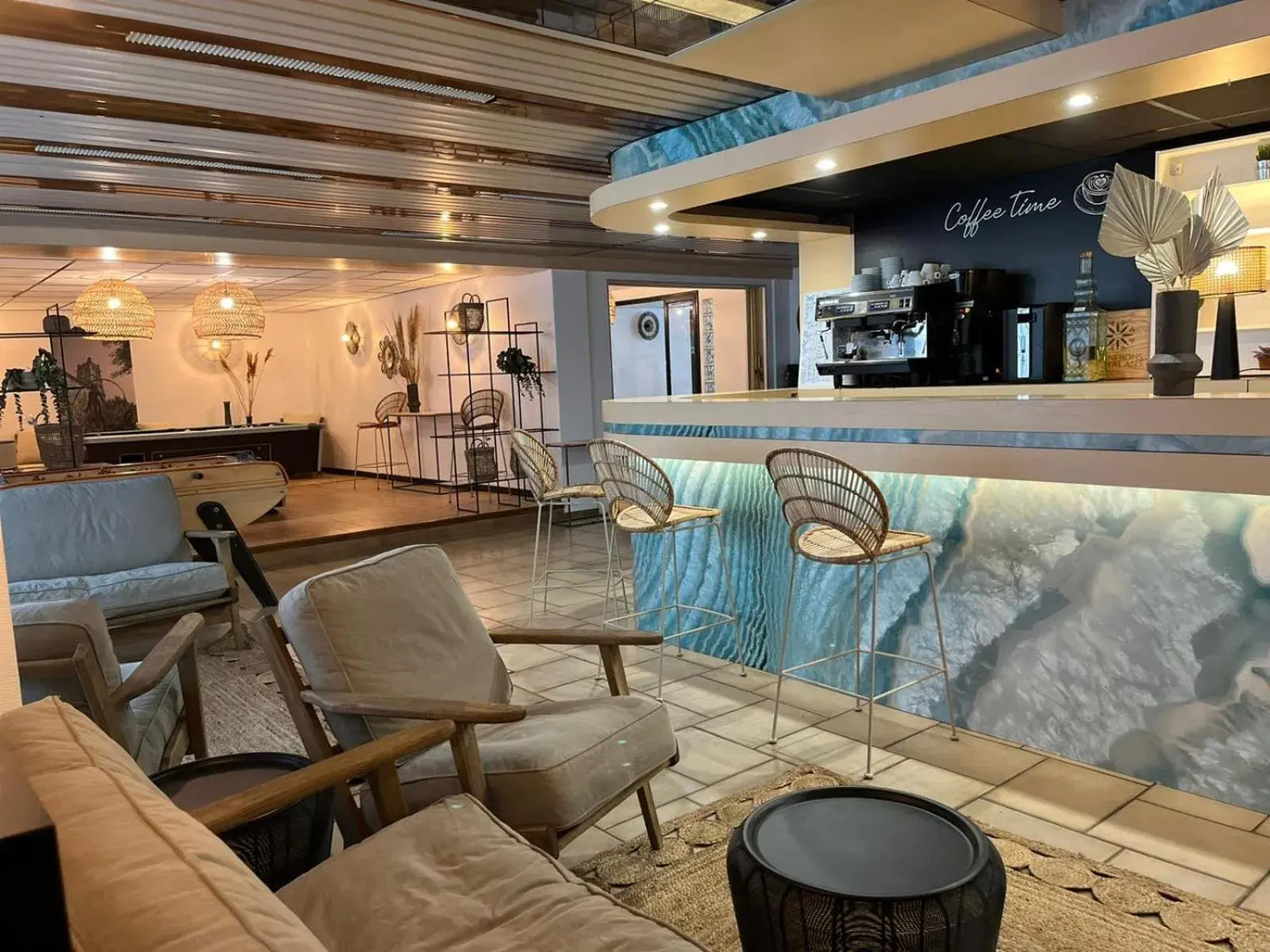 Lounge or bar in Hôtel Les Sables - Urban Style - by Logis Hotels Lounge or bar in Hôtel Les Sables - Urban Style - by Logis Hotels