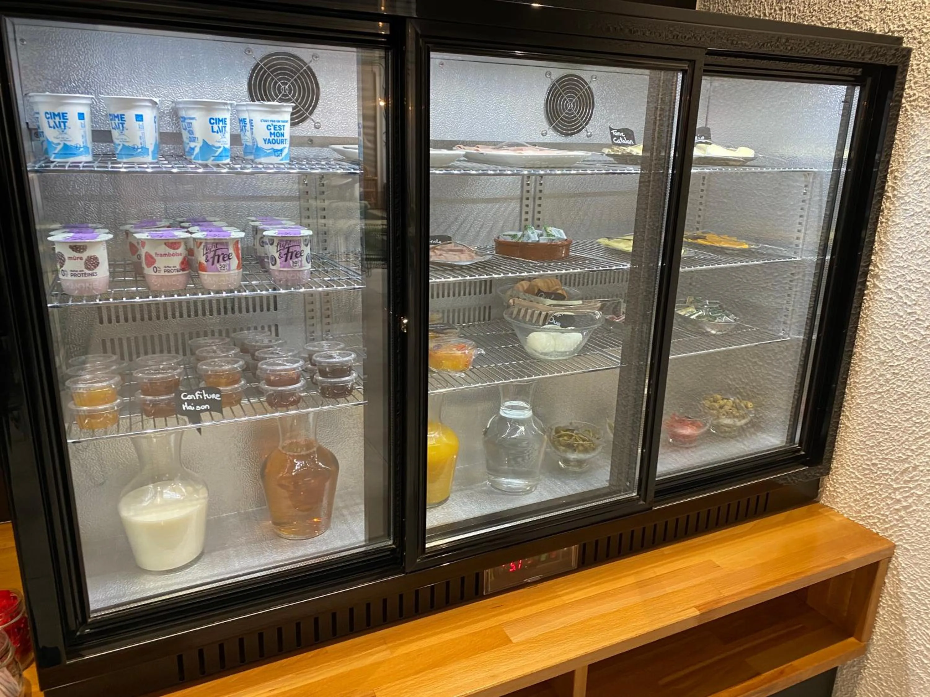 Breakfast in Hôtel Les Sables - Urban Style - by Logis Hotels