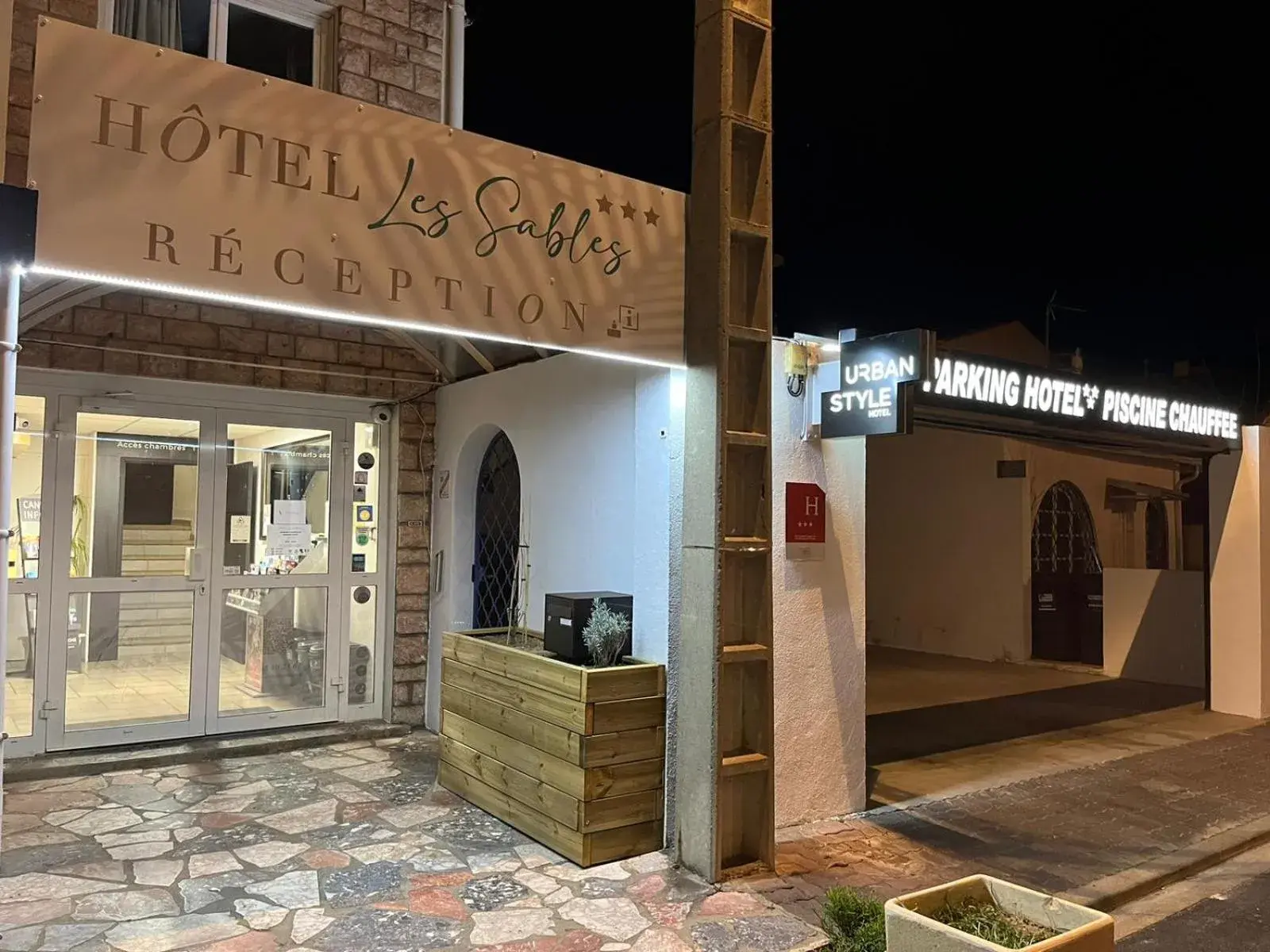 Facade/entrance in Hôtel Les Sables - Urban Style - by Logis Hotels Facade/entrance in Hôtel Les Sables - Urban Style - by Logis Hotels