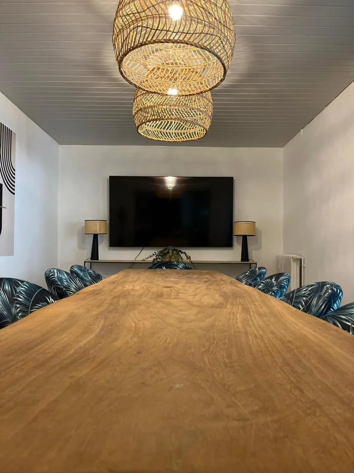 Communal lounge/ TV room in Hôtel Les Sables - Urban Style - by Logis Hotels