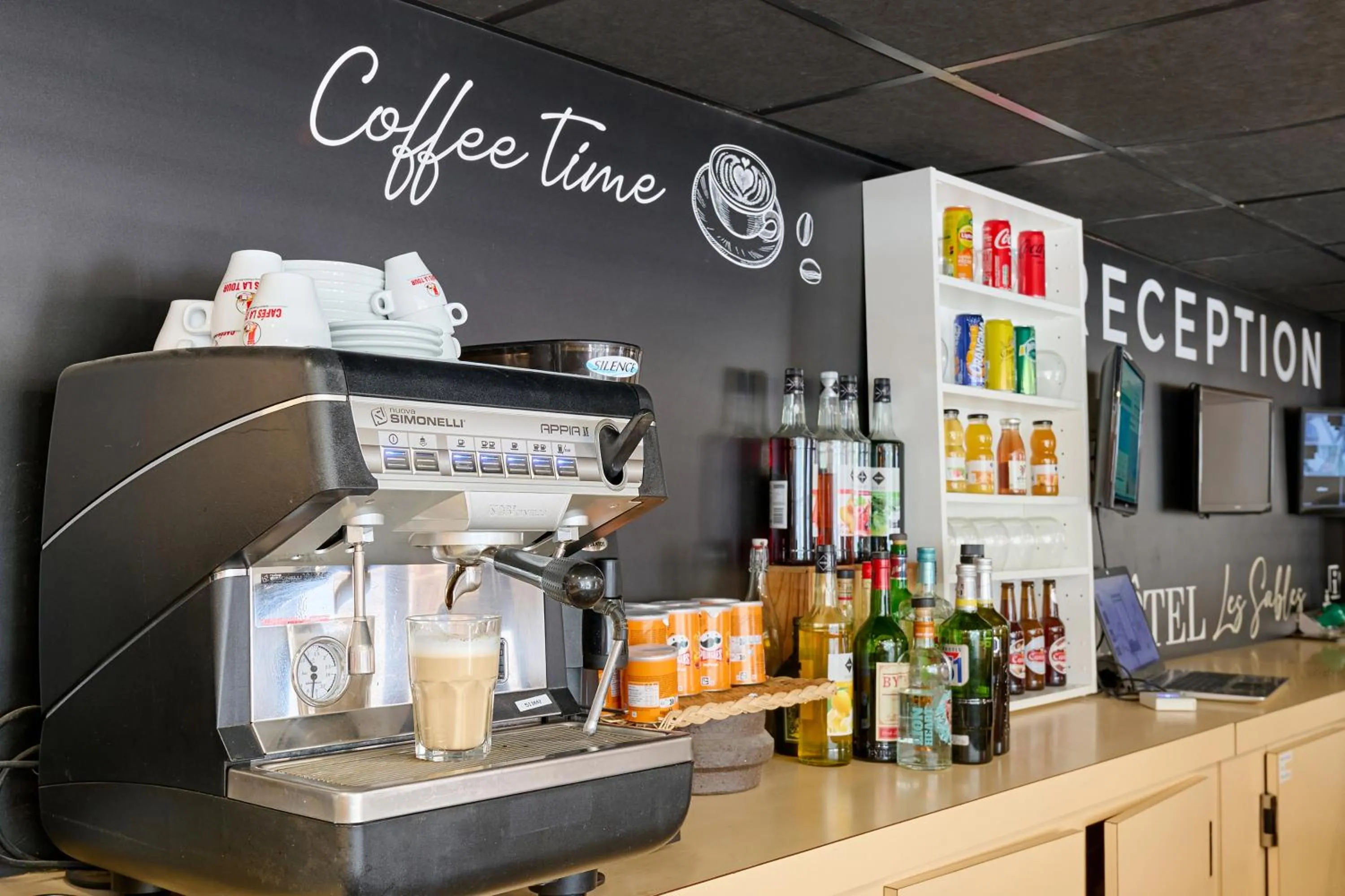 Drinks in Hôtel Les Sables - Urban Style - by Logis Hotels