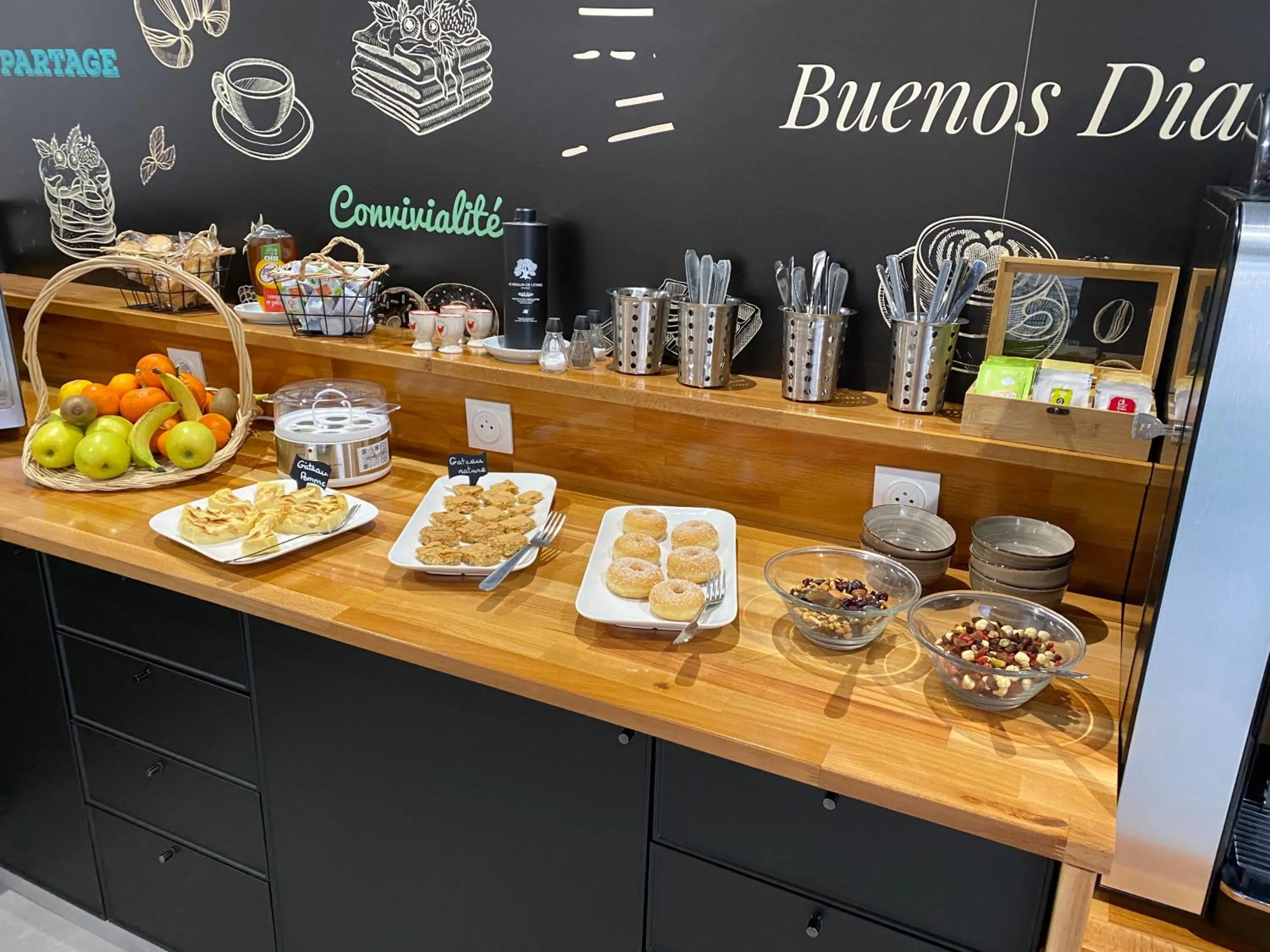 Breakfast in Hôtel Les Sables - Urban Style - by Logis Hotels