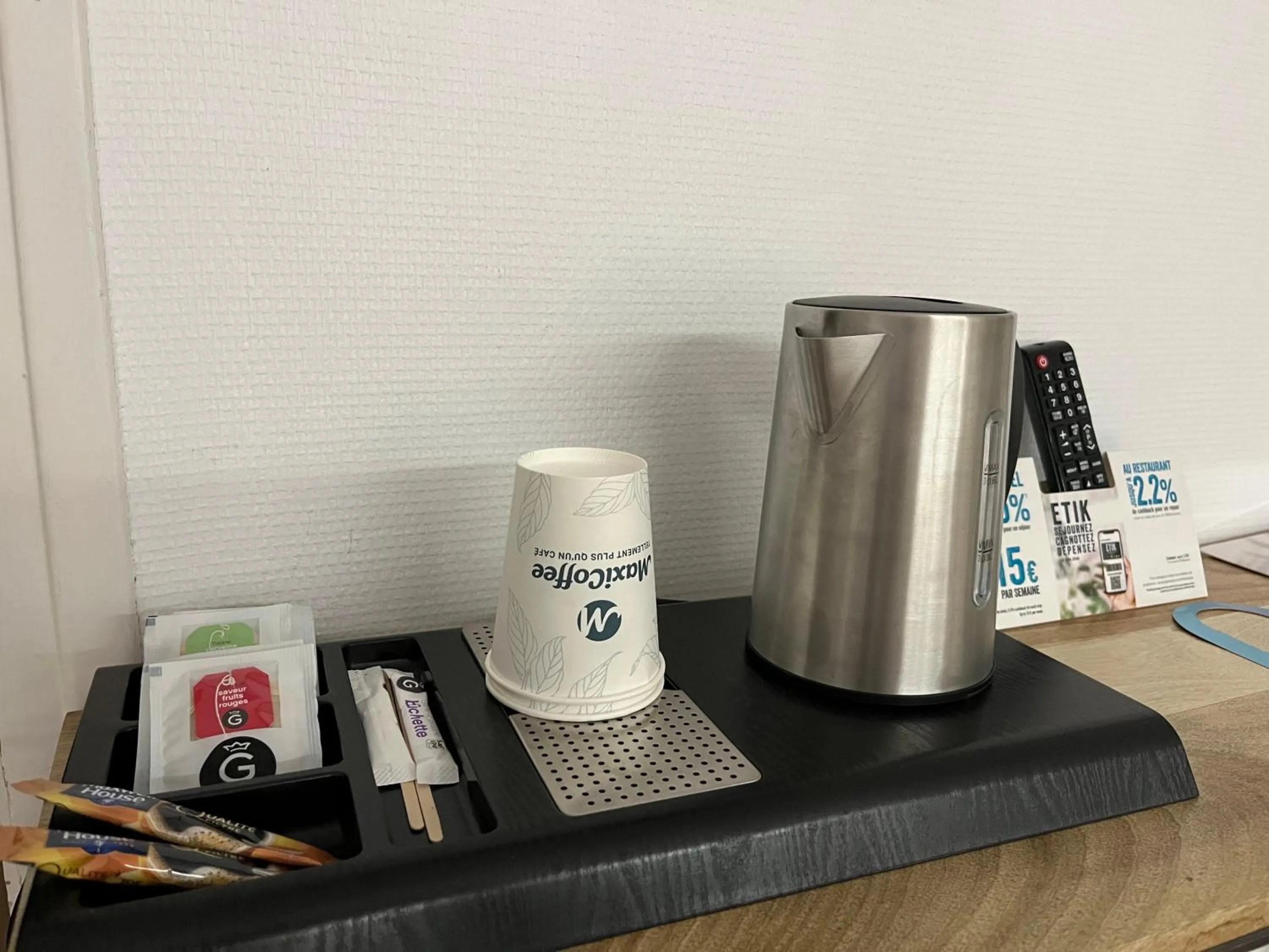 Coffee/tea facilities in Hôtel Les Sables - Urban Style - by Logis Hotels