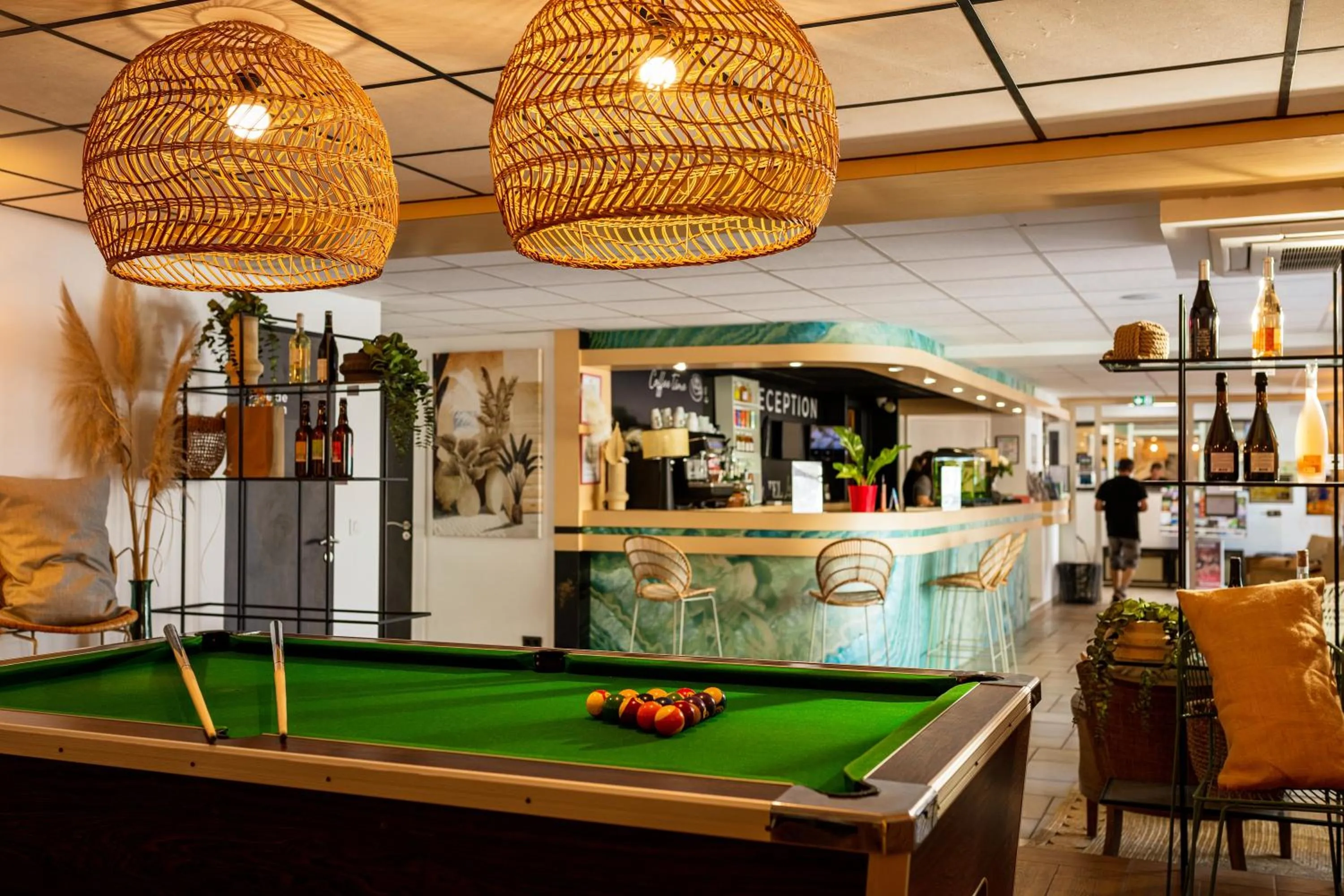 Billiard in Hôtel Les Sables - Urban Style - by Logis Hotels