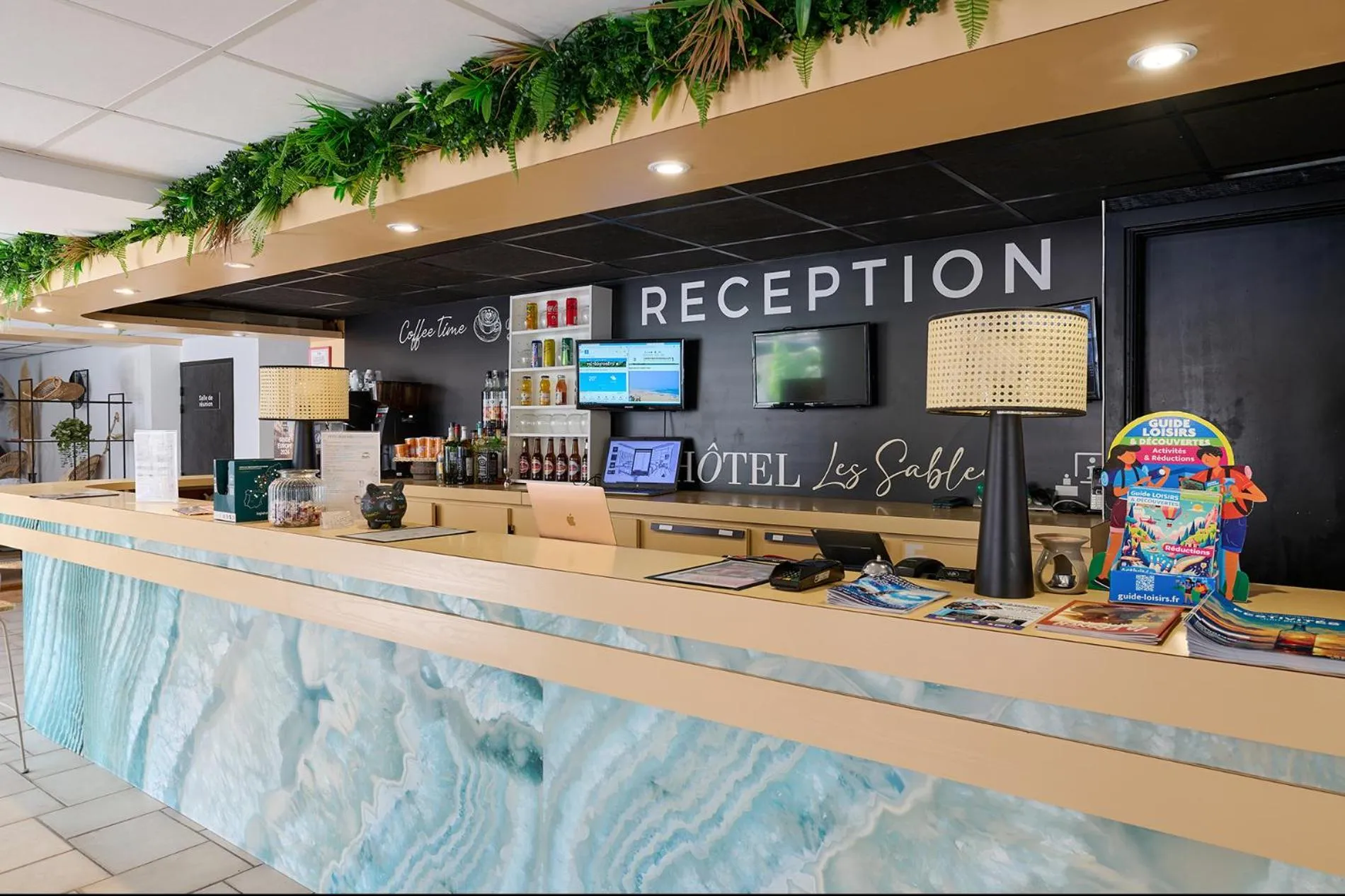 Lobby or reception in Hôtel Les Sables - Urban Style - by Logis Hotels