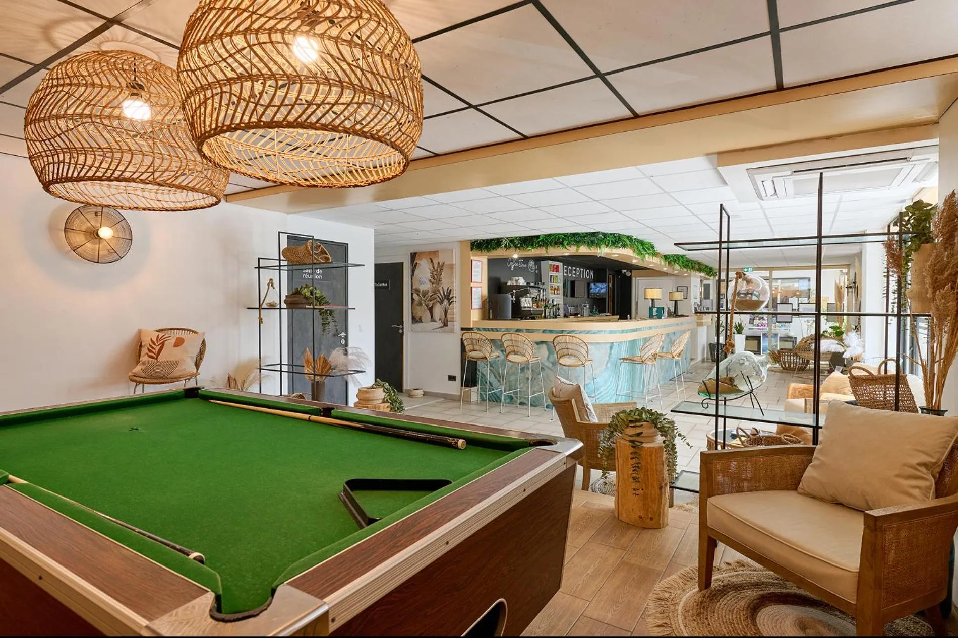 Billiard in Hôtel Les Sables - Urban Style - by Logis Hotels