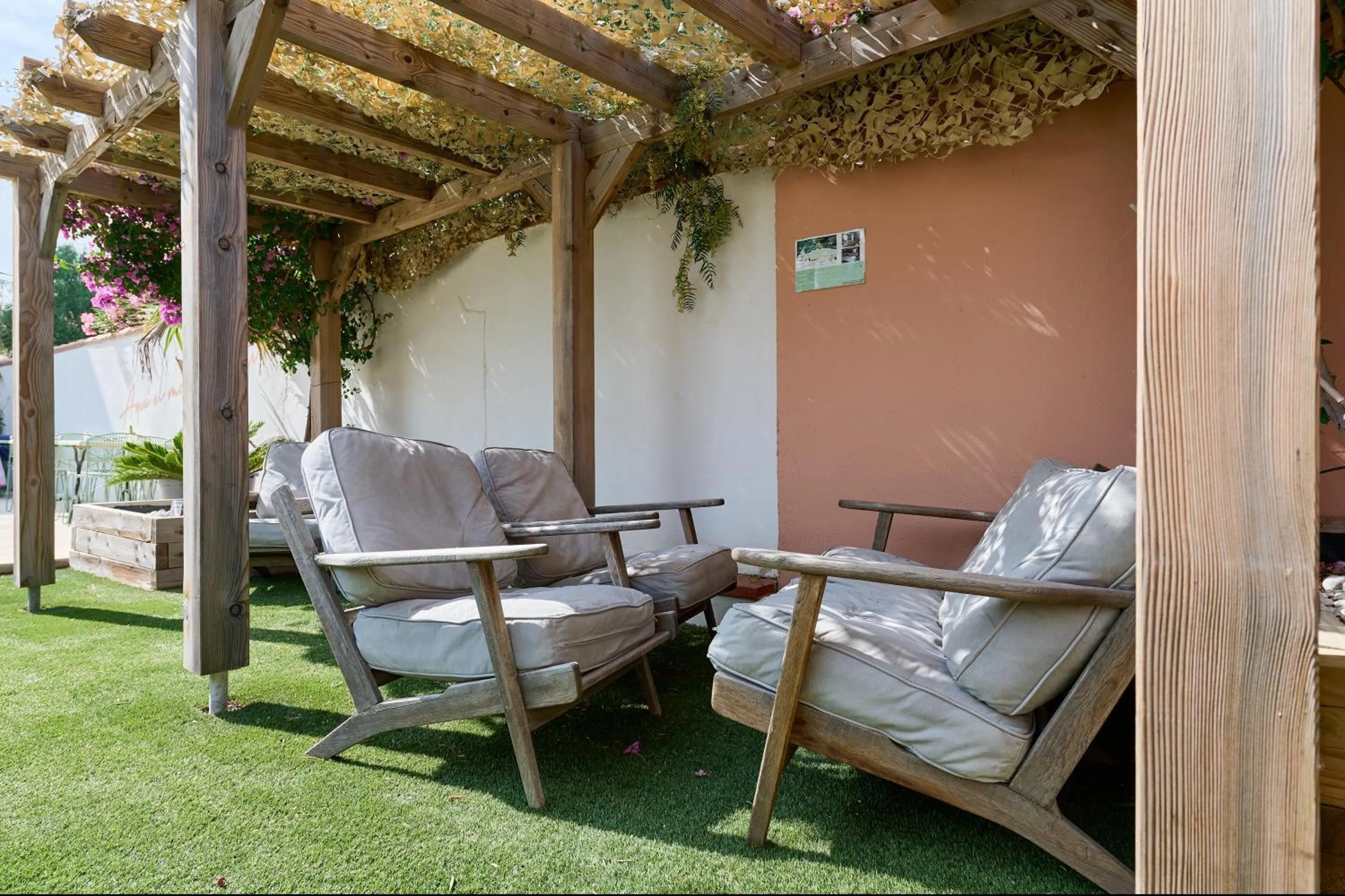 Garden in Hôtel Les Sables - Urban Style - by Logis Hotels