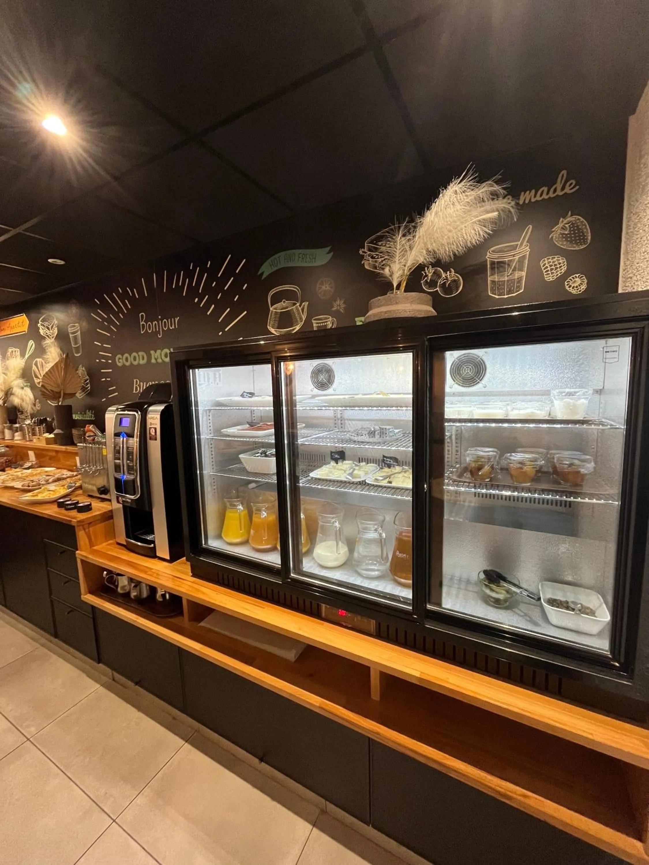 Breakfast in Hôtel Les Sables - Urban Style - by Logis Hotels