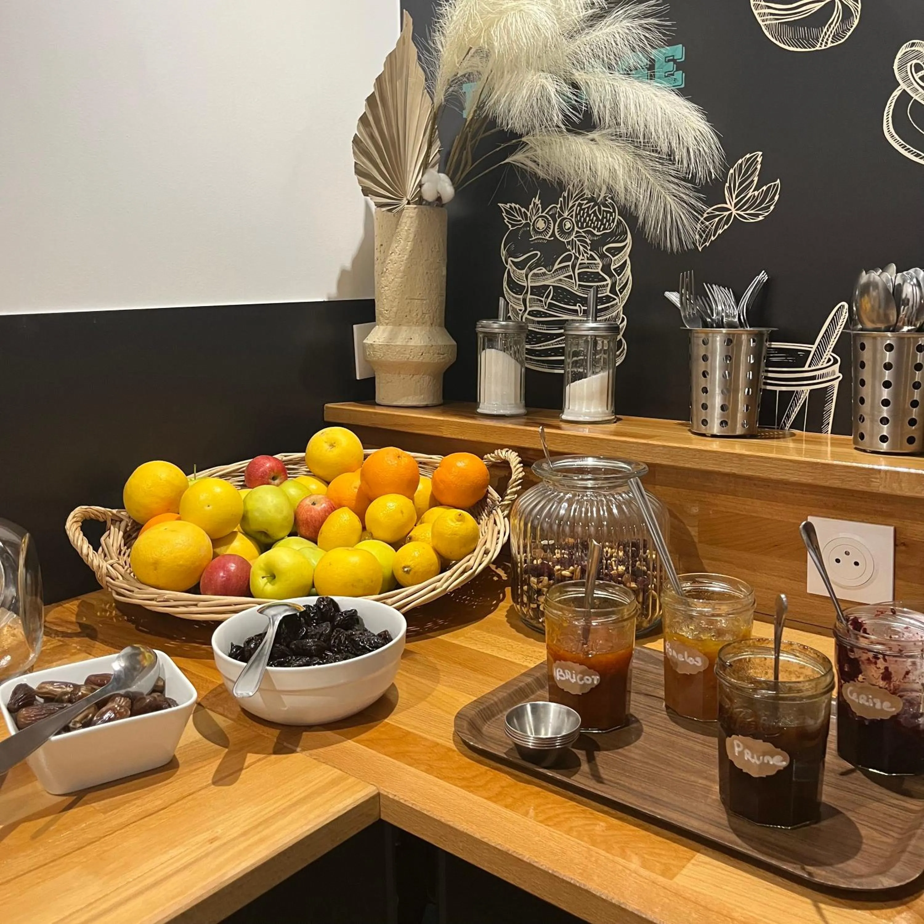 Breakfast in Hôtel Les Sables - Urban Style - by Logis Hotels