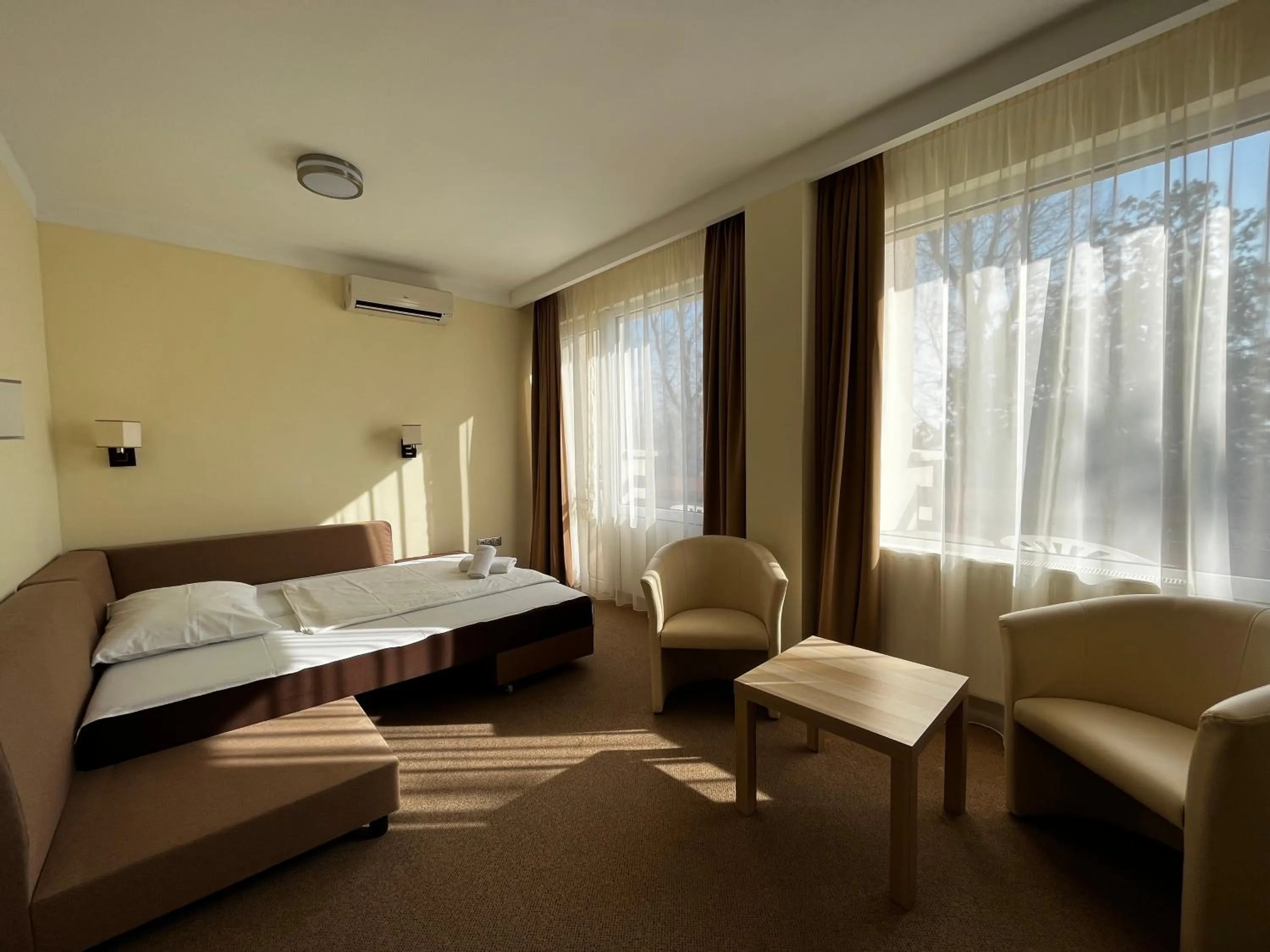 Living room, Bed in Nereus Park Hotel