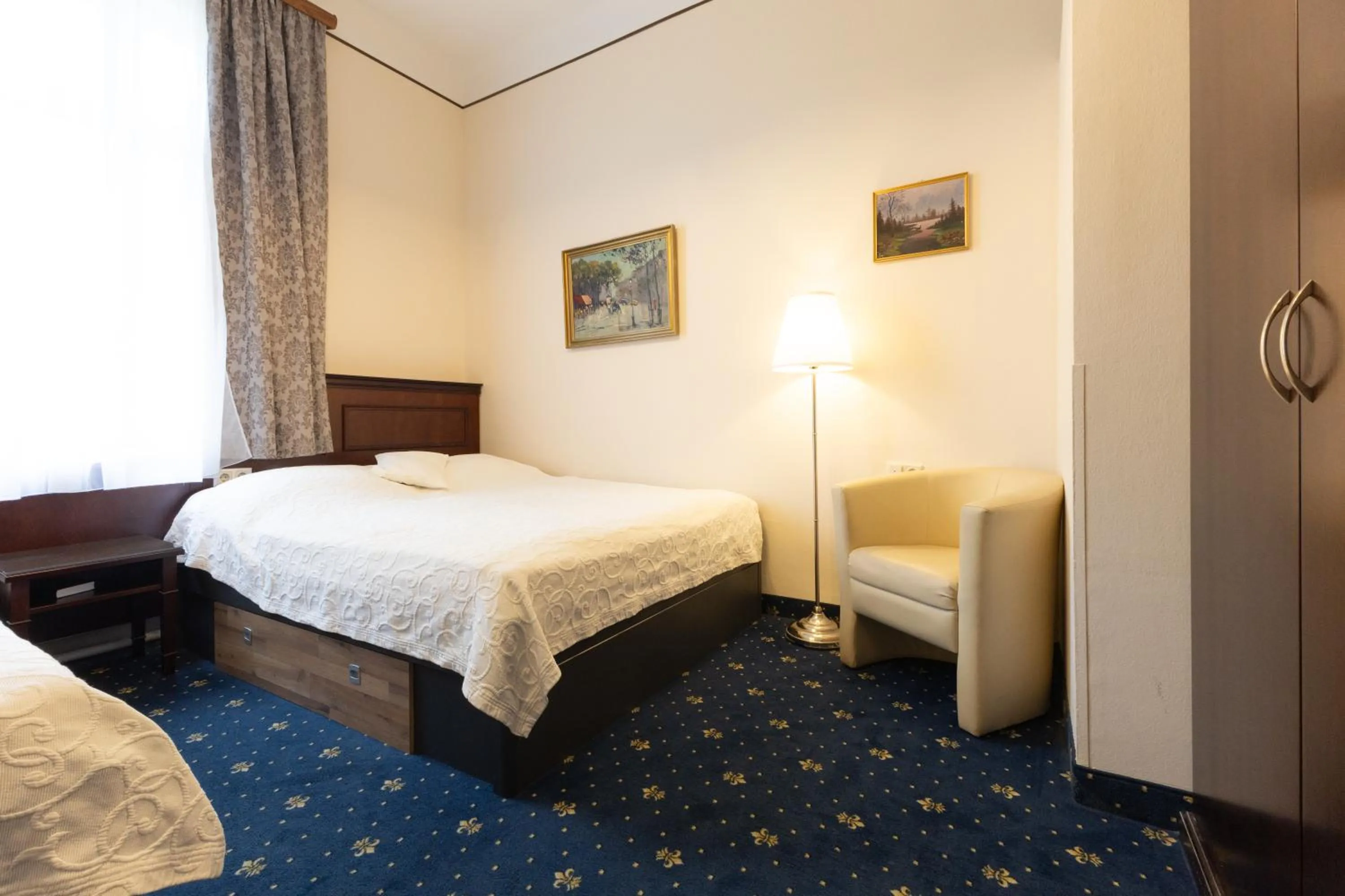 Photo of the whole room, Bed in Hotel Viktoria Schönbrunn