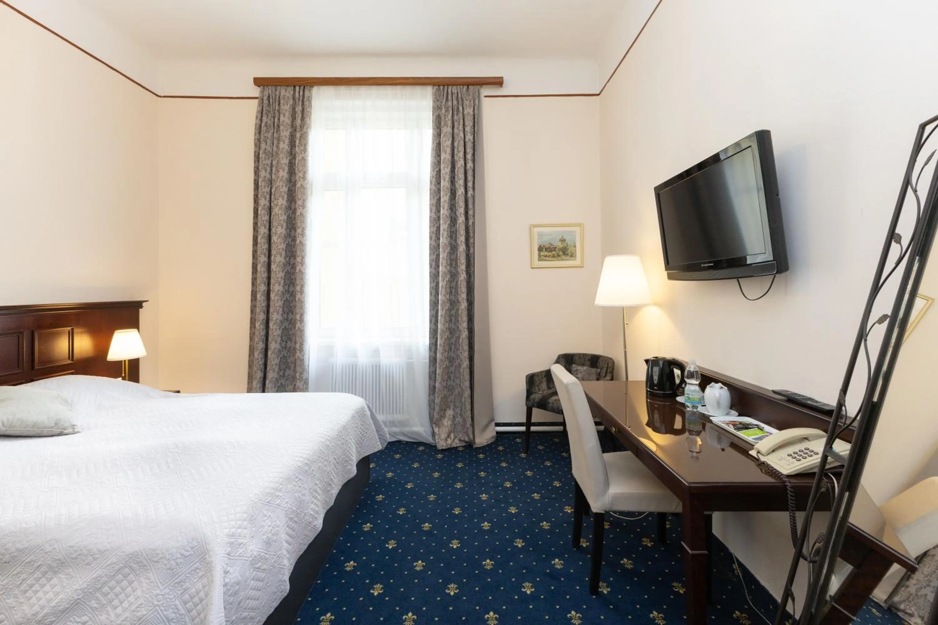 Photo of the whole room, Bed in Hotel Viktoria Schönbrunn