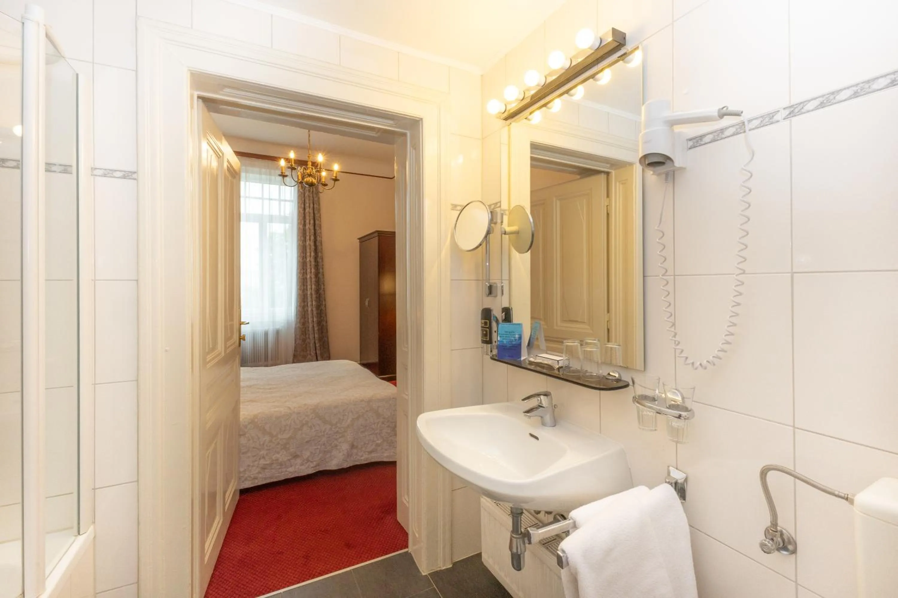 Bathroom, Bed in Hotel Viktoria Schönbrunn