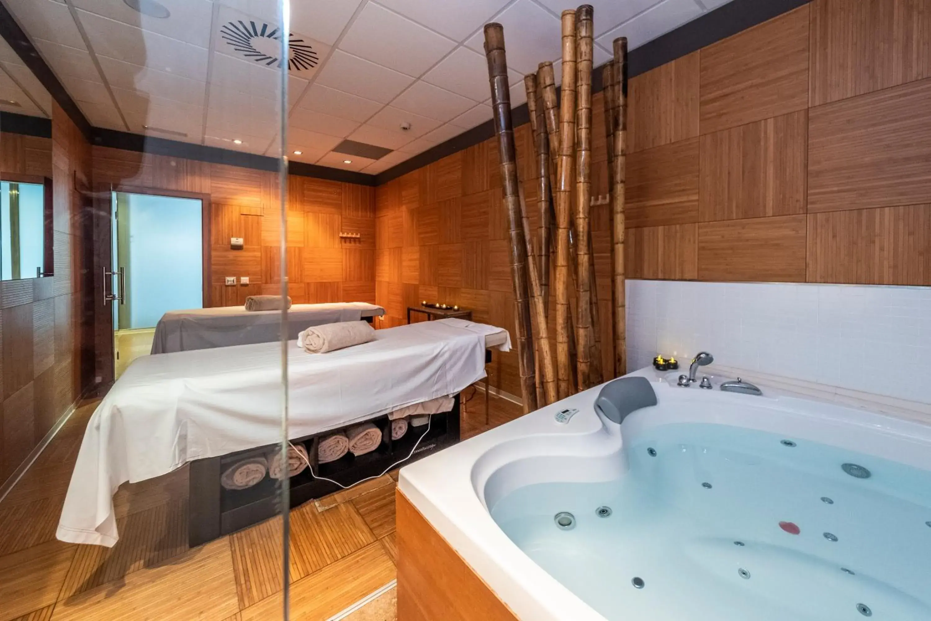 Hot Tub, Bed in ARTIEM Asturias Hot Tub, Bed in ARTIEM Asturias