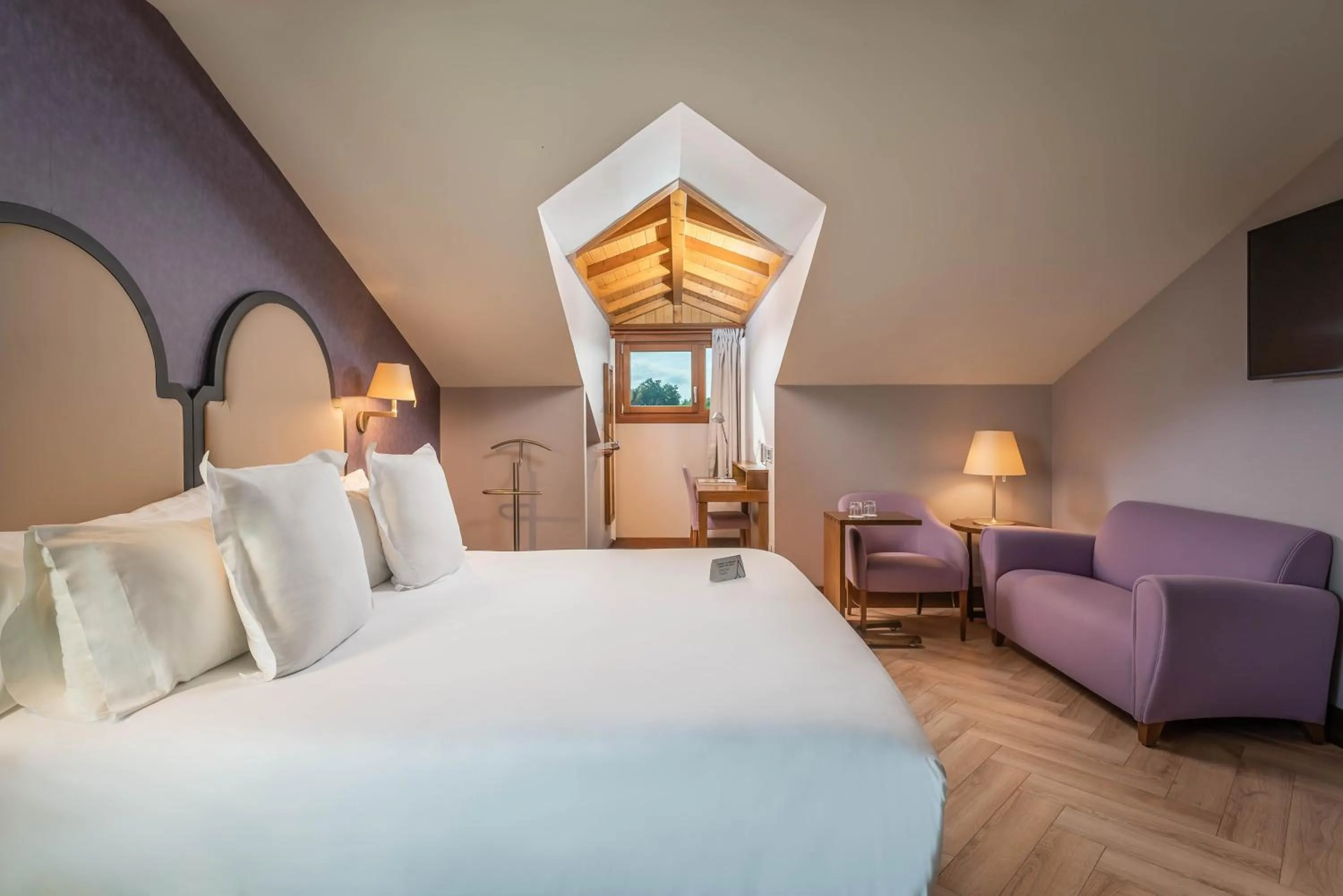 Photo of the whole room, Bed in ARTIEM Asturias