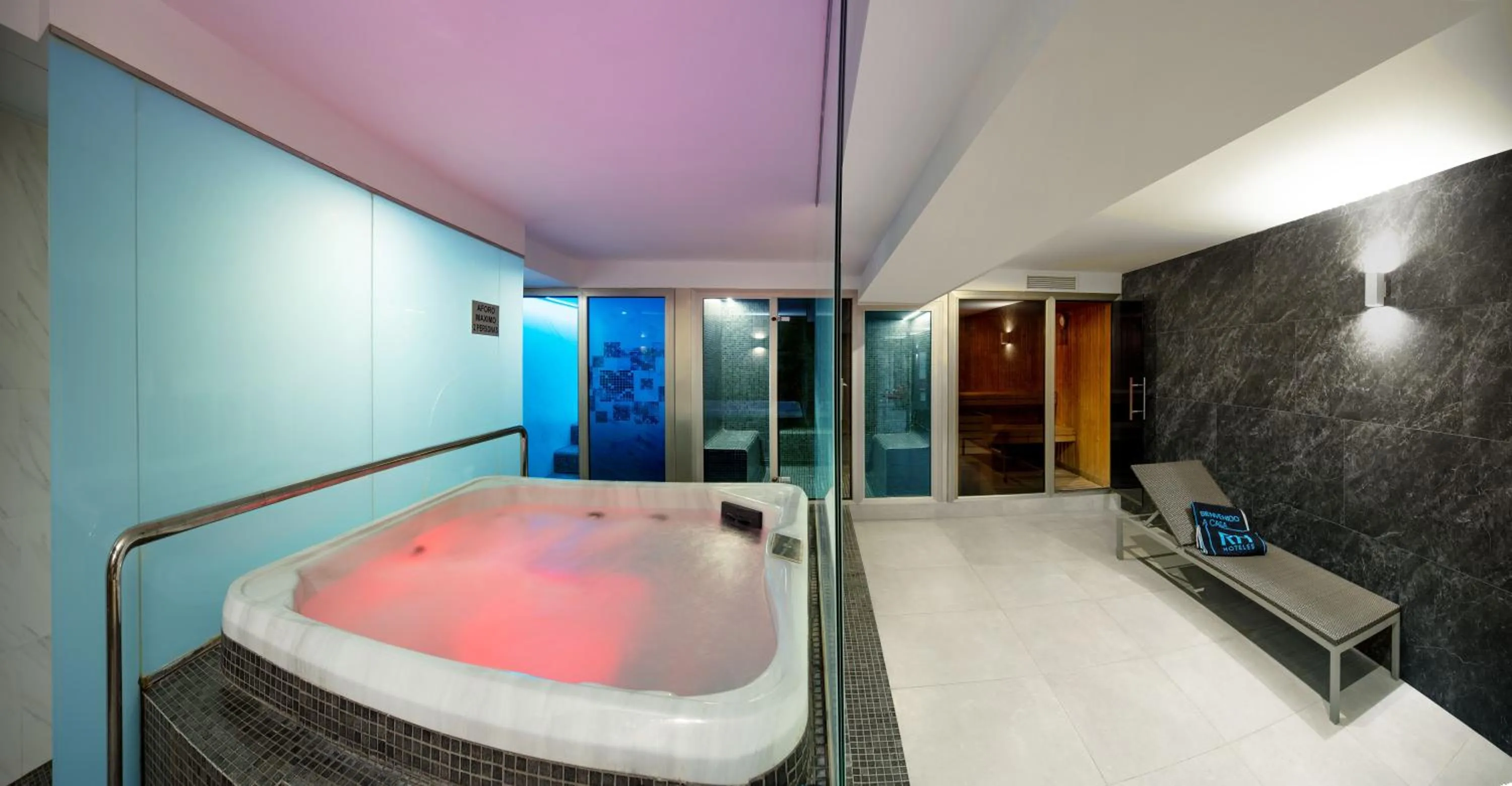 Hot Tub in Hotel RH Portocristo & Wellness