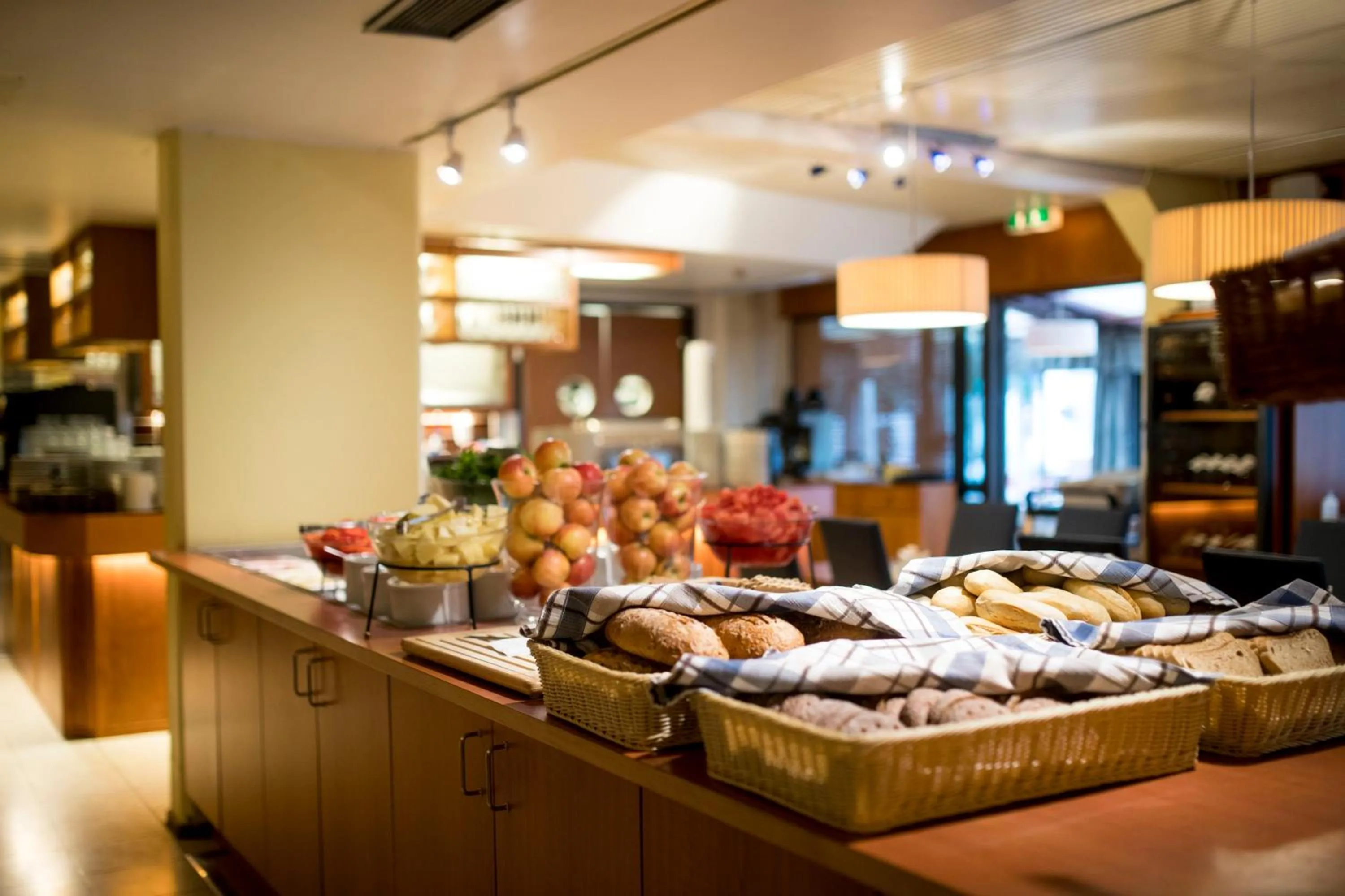 Restaurant/places to eat in Hotel Savoy