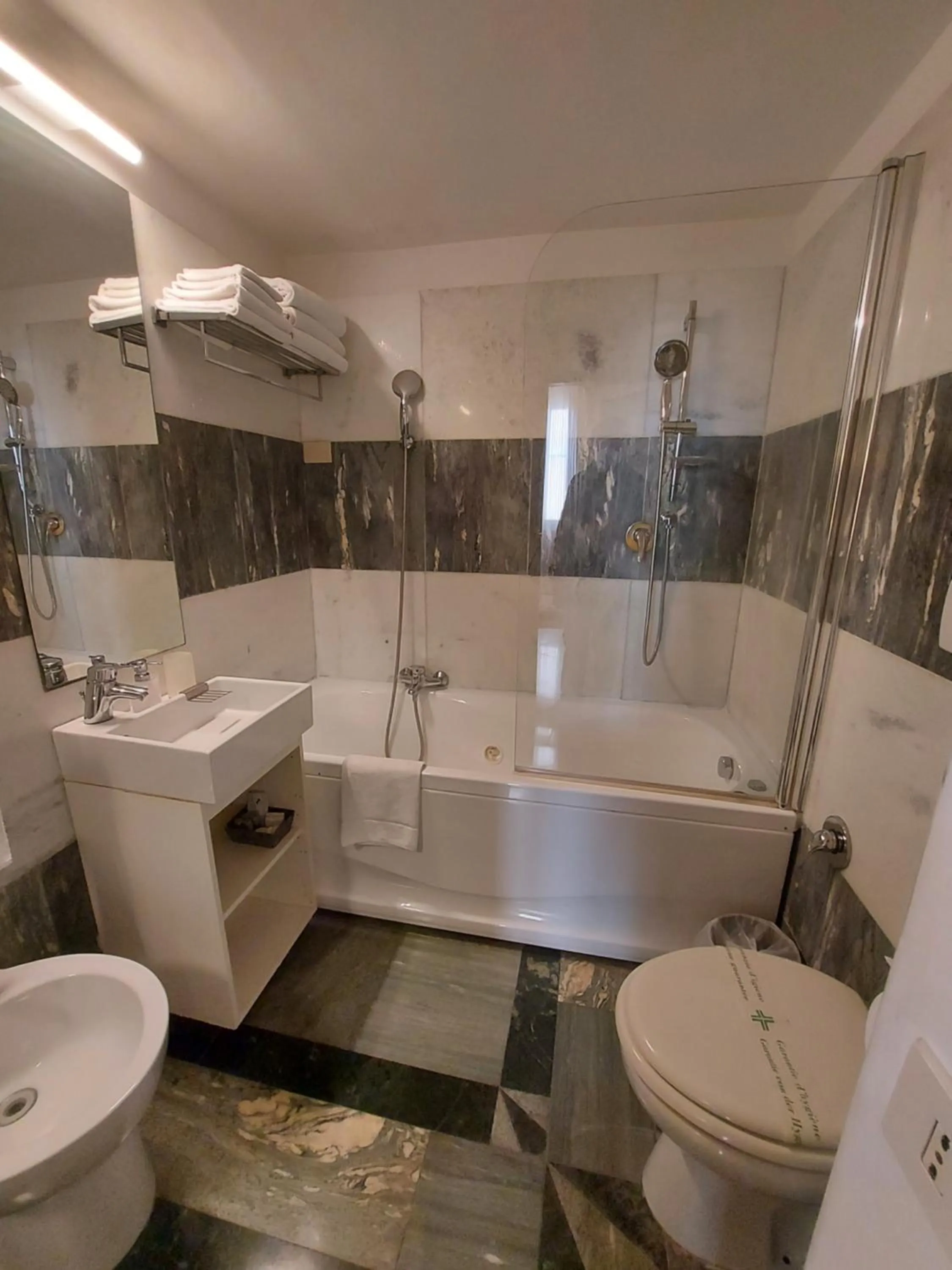 Bathroom in Residenza Al Corso Suites