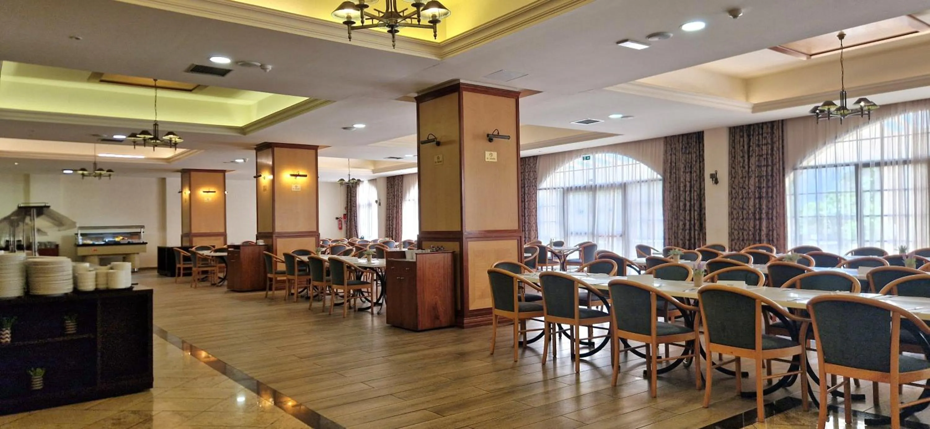 Restaurant/places to eat in Navarria Blue Hotel