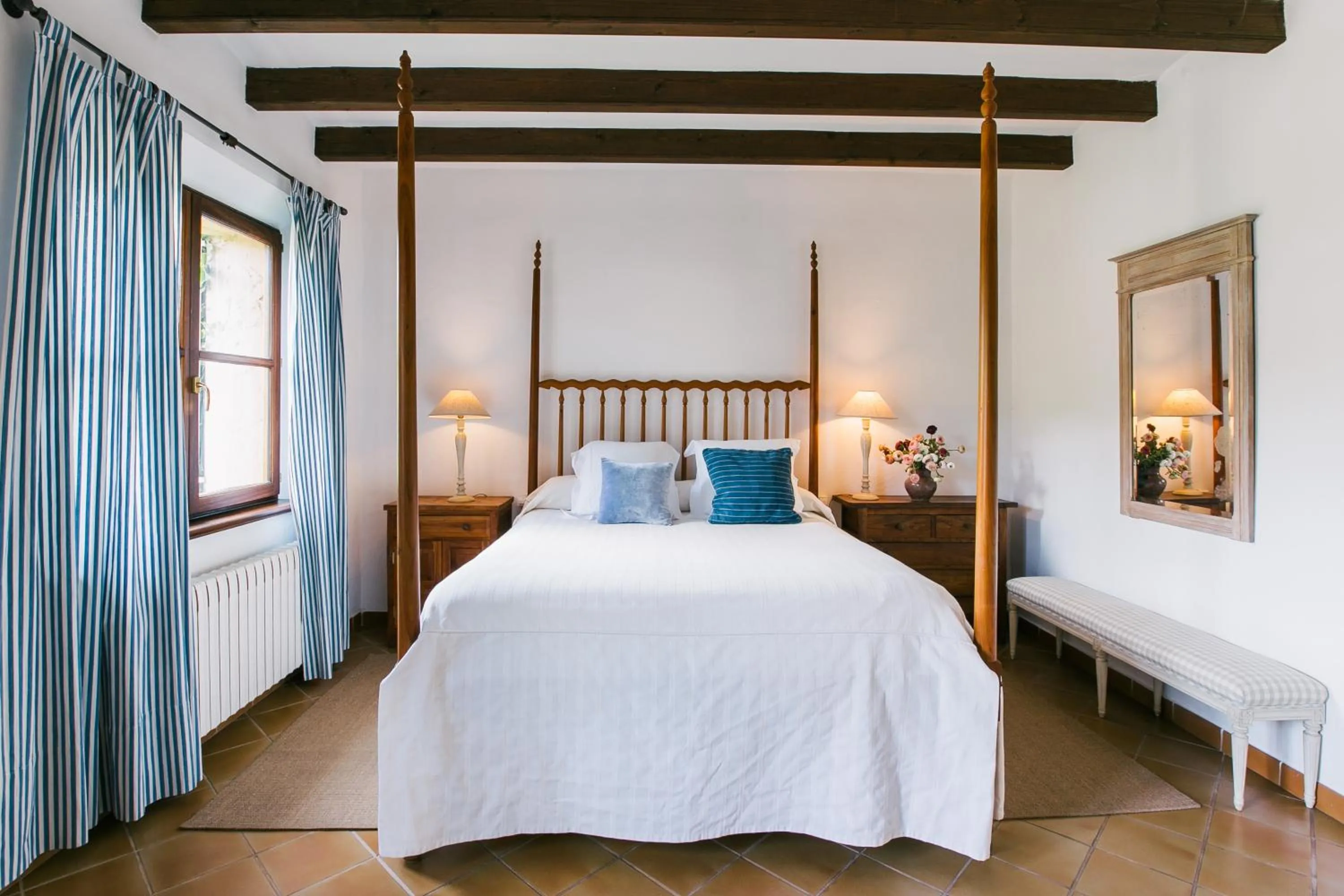 Photo of the whole room, Bed in Finca Ca'n Quatre