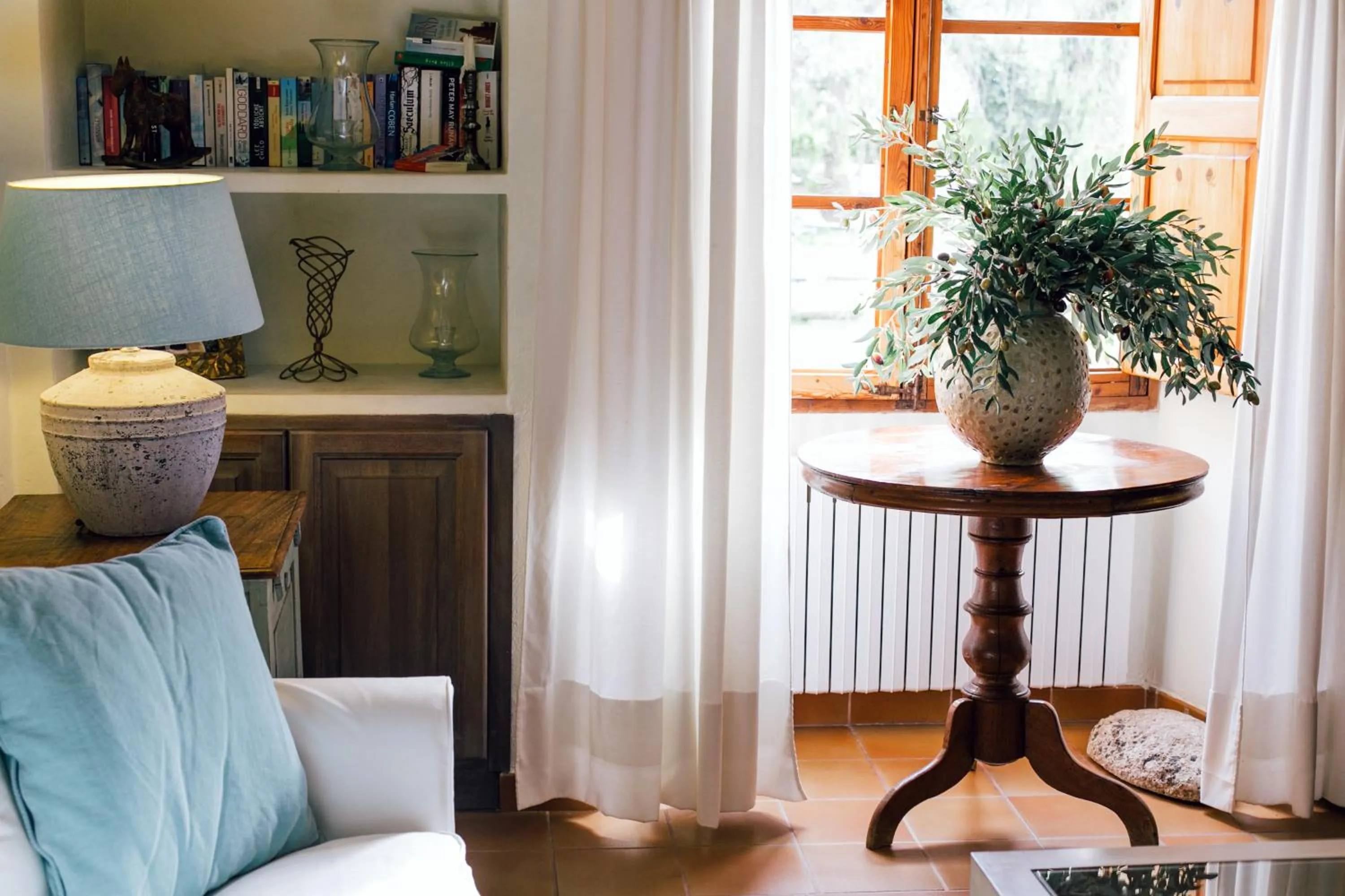 Library in Finca Ca'n Quatre