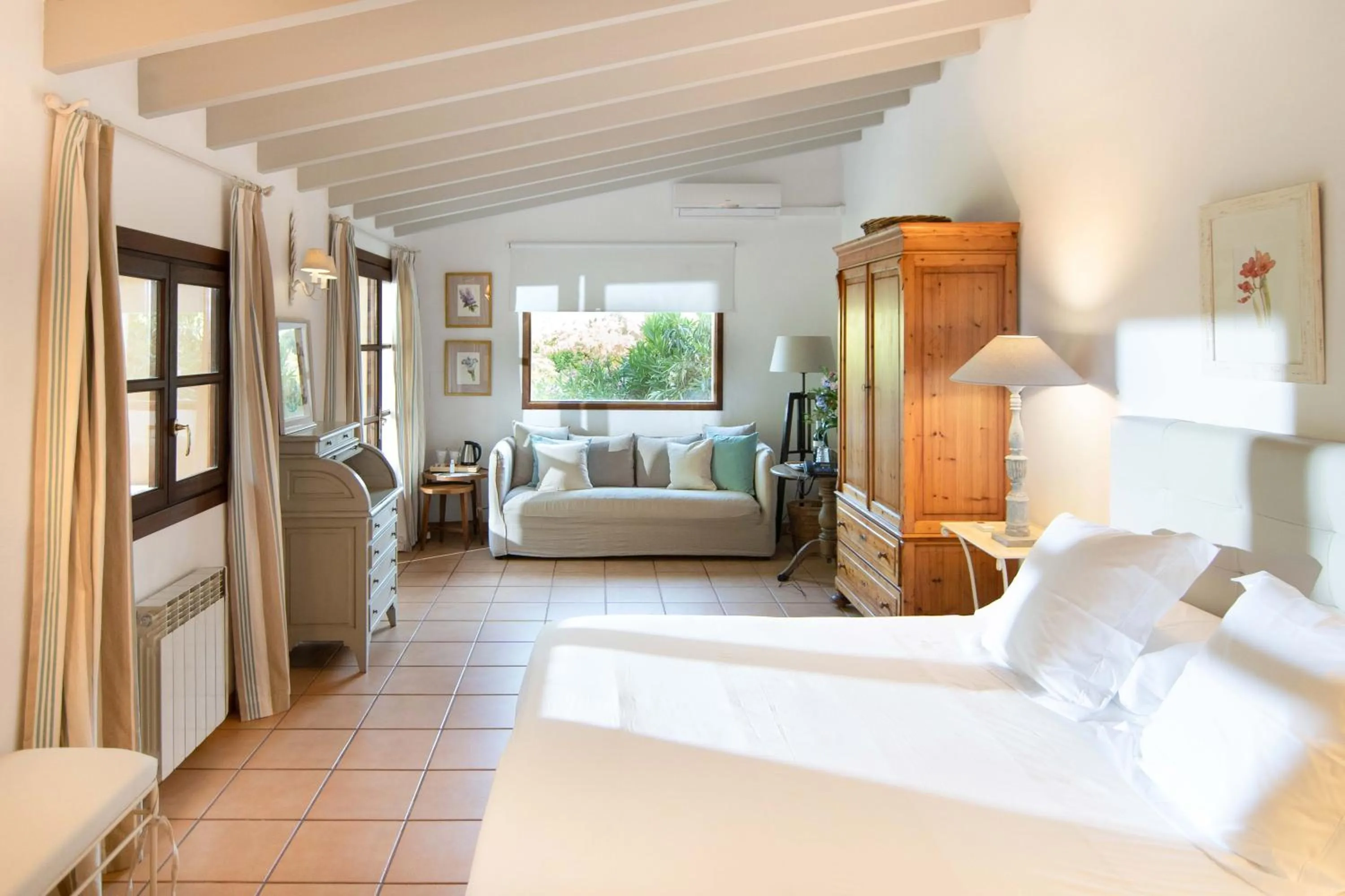 Photo of the whole room, Bed in Finca Ca'n Quatre