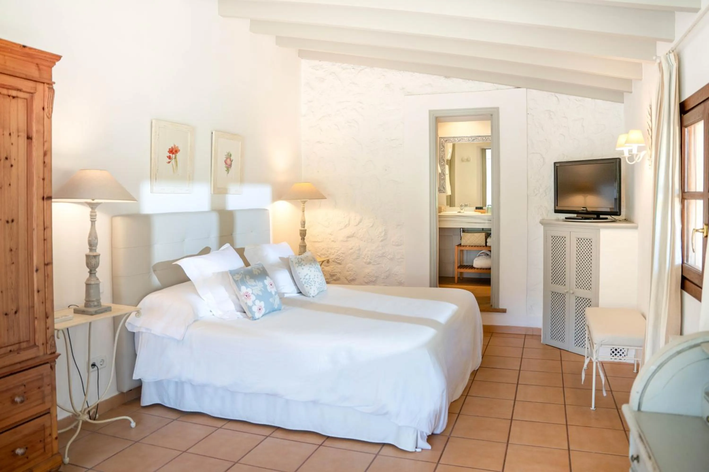 Photo of the whole room, Bed in Finca Ca'n Quatre