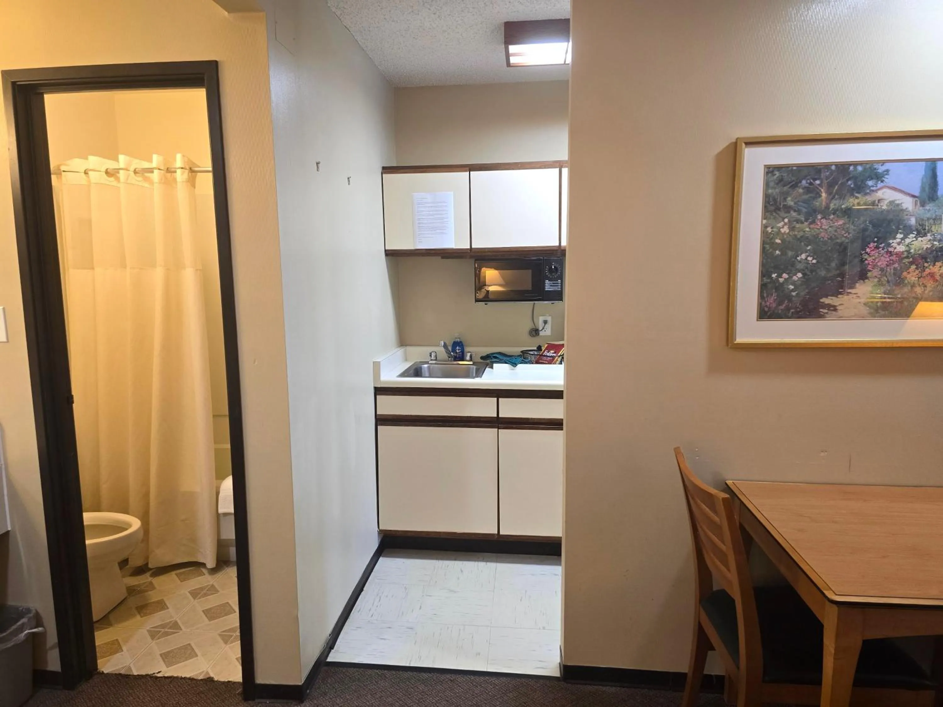 Kitchen or kitchenette in Thunderbird Lodge, Norman, OK