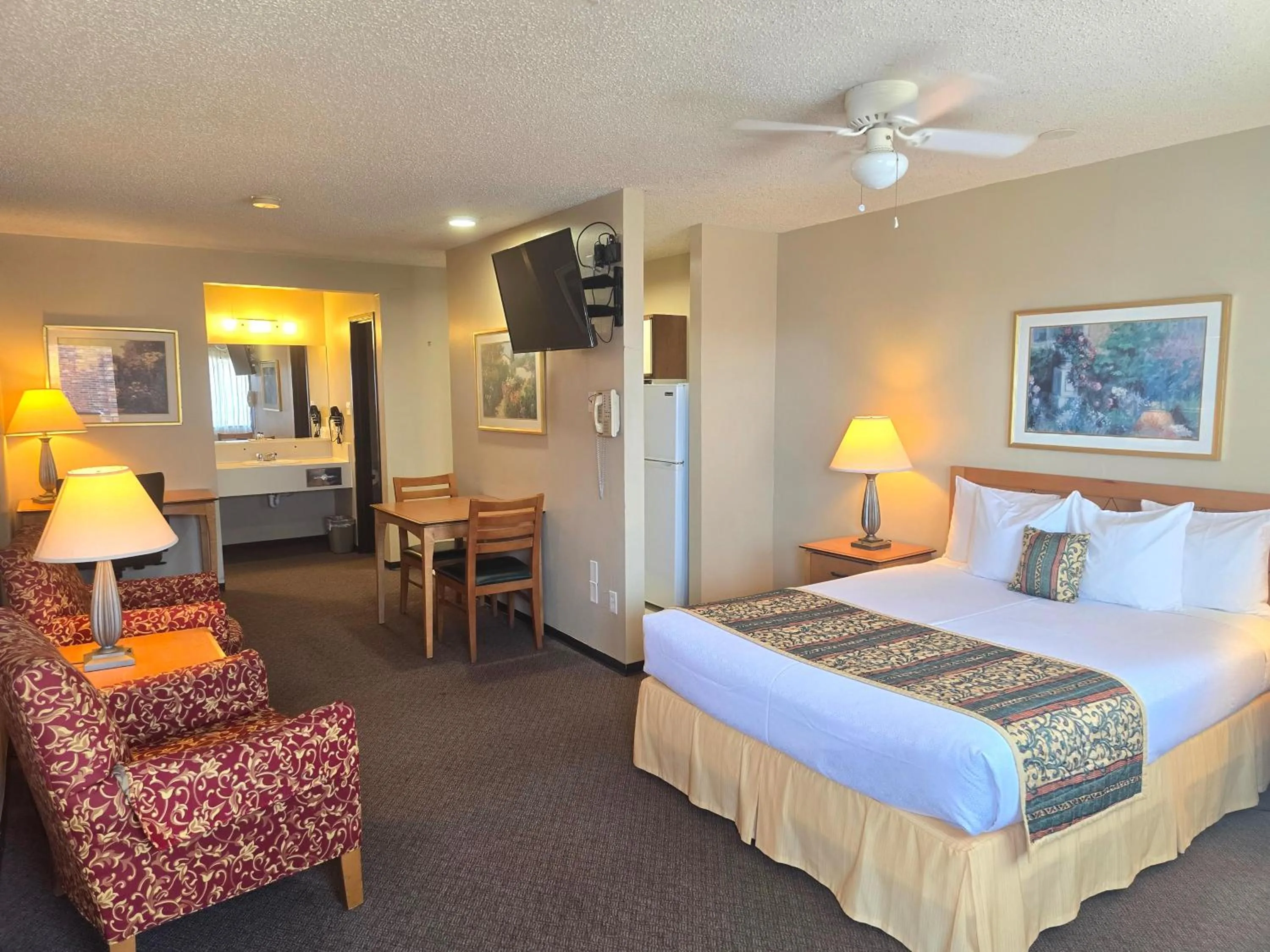 Bedroom, Bed in Thunderbird Lodge, Norman, OK