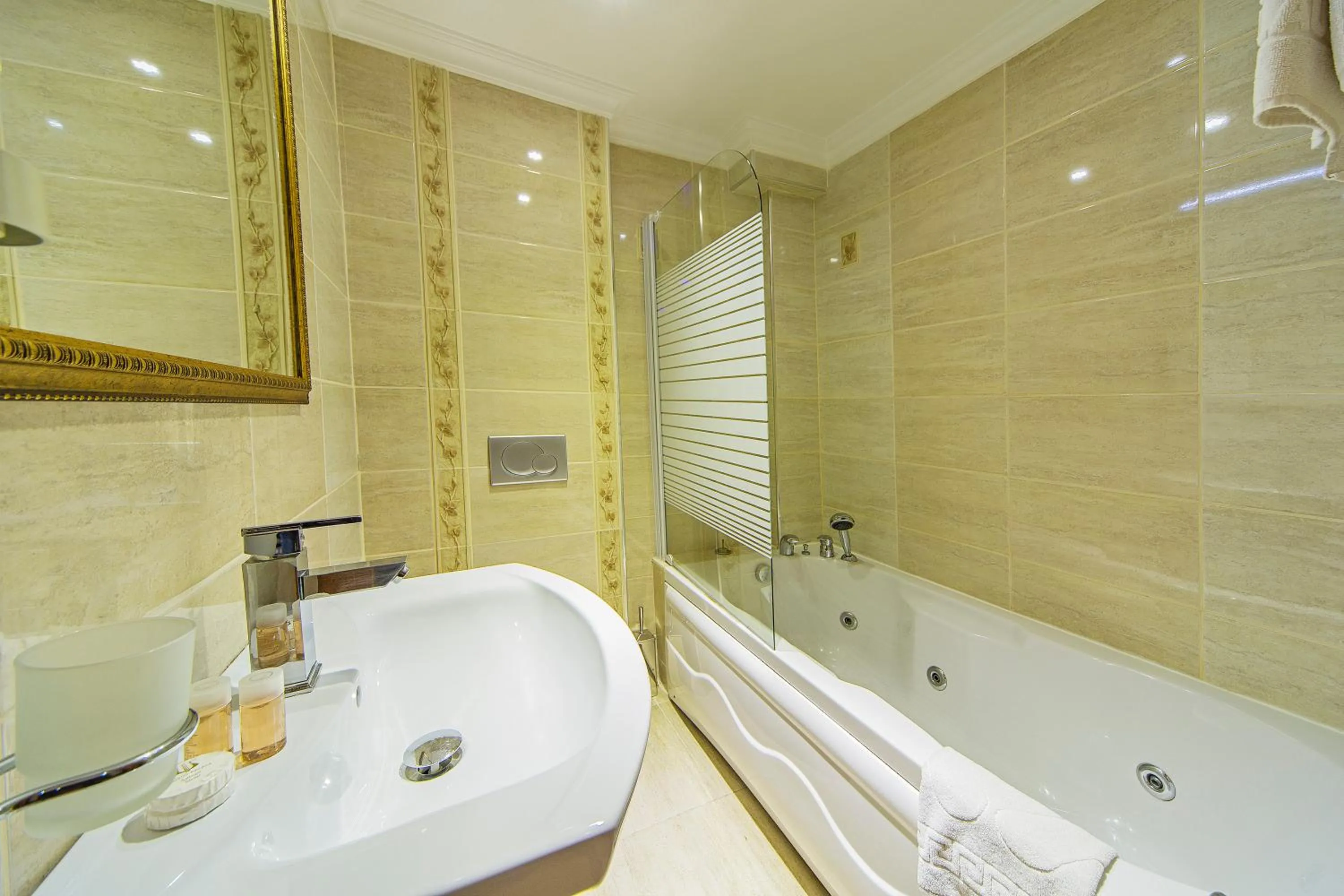 Shower in Lausos Hotel Sultanahmet