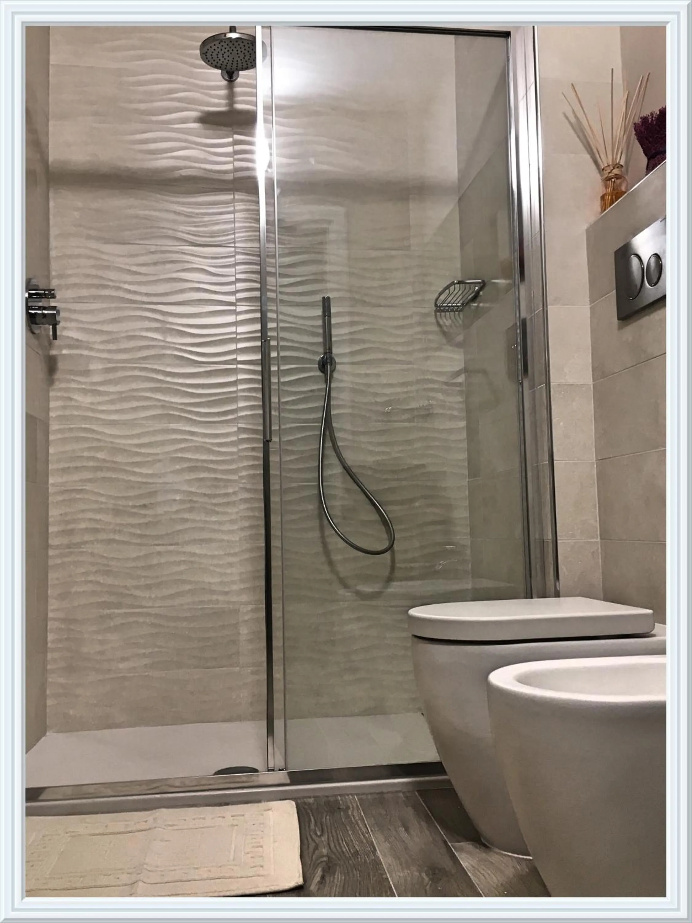 Shower in Lanterna Room&Breakfast