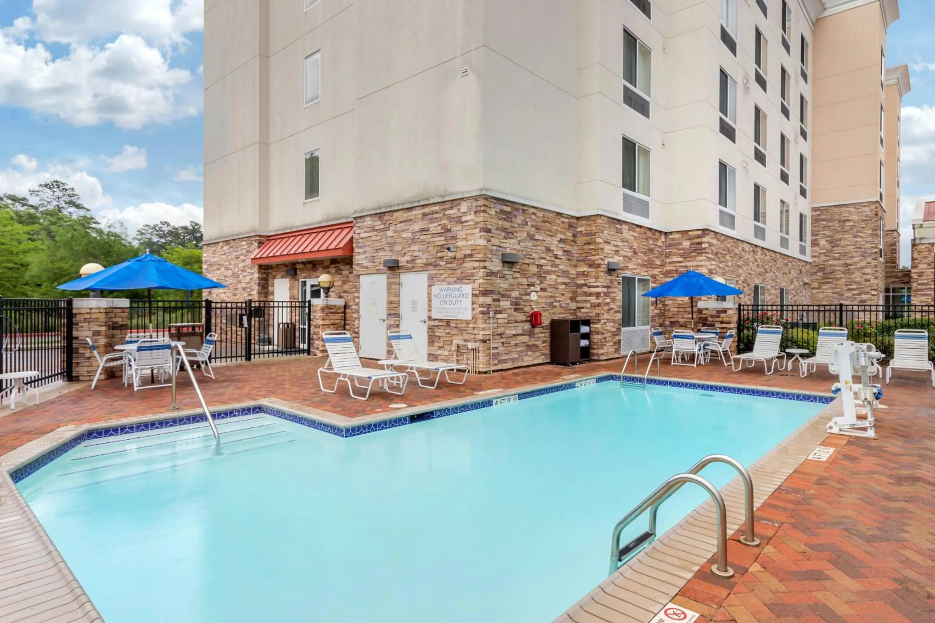 Swimming pool in Fairfield Inn & Suites by Marriott Houston Conroe
