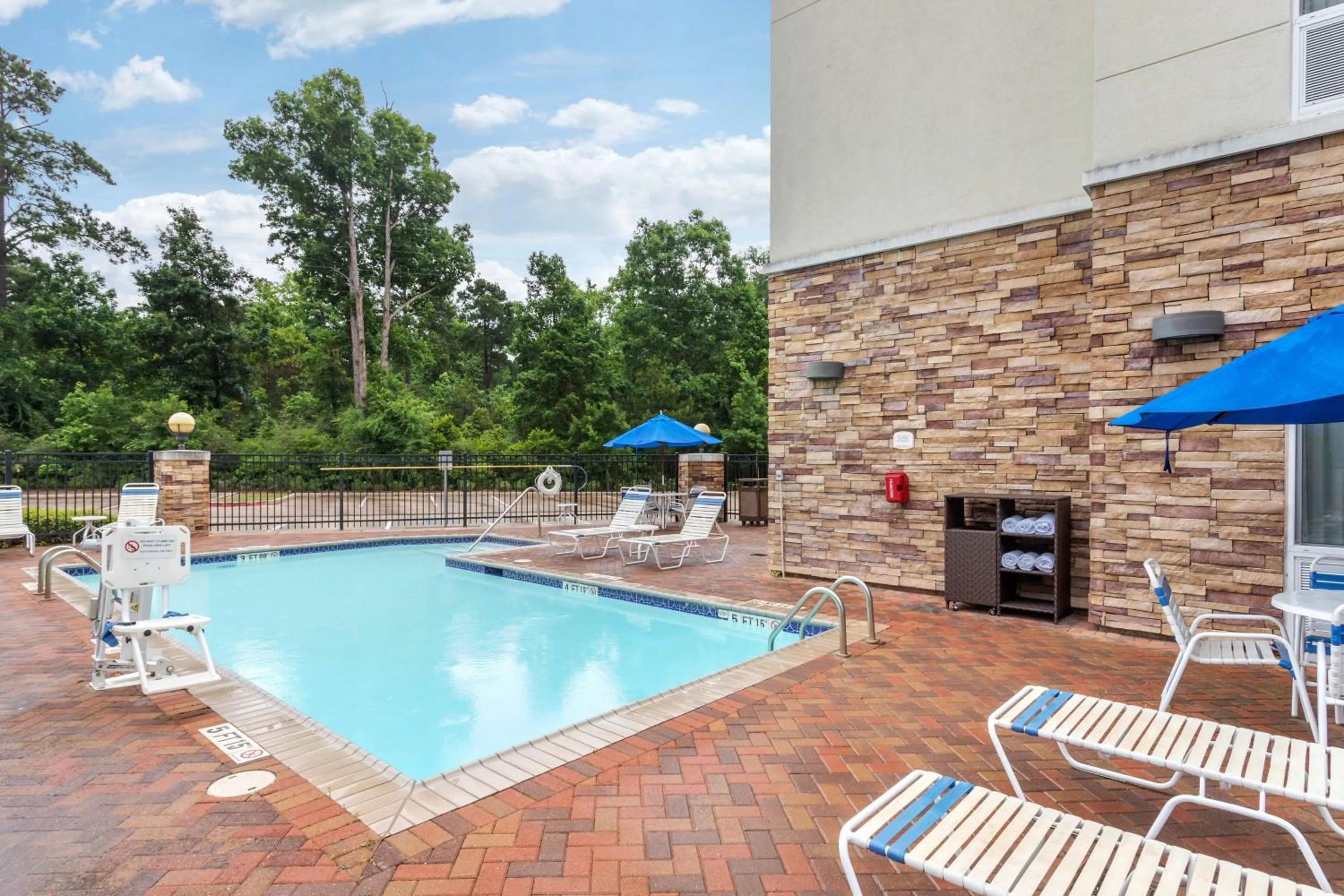 Swimming pool in Fairfield Inn & Suites by Marriott Houston Conroe