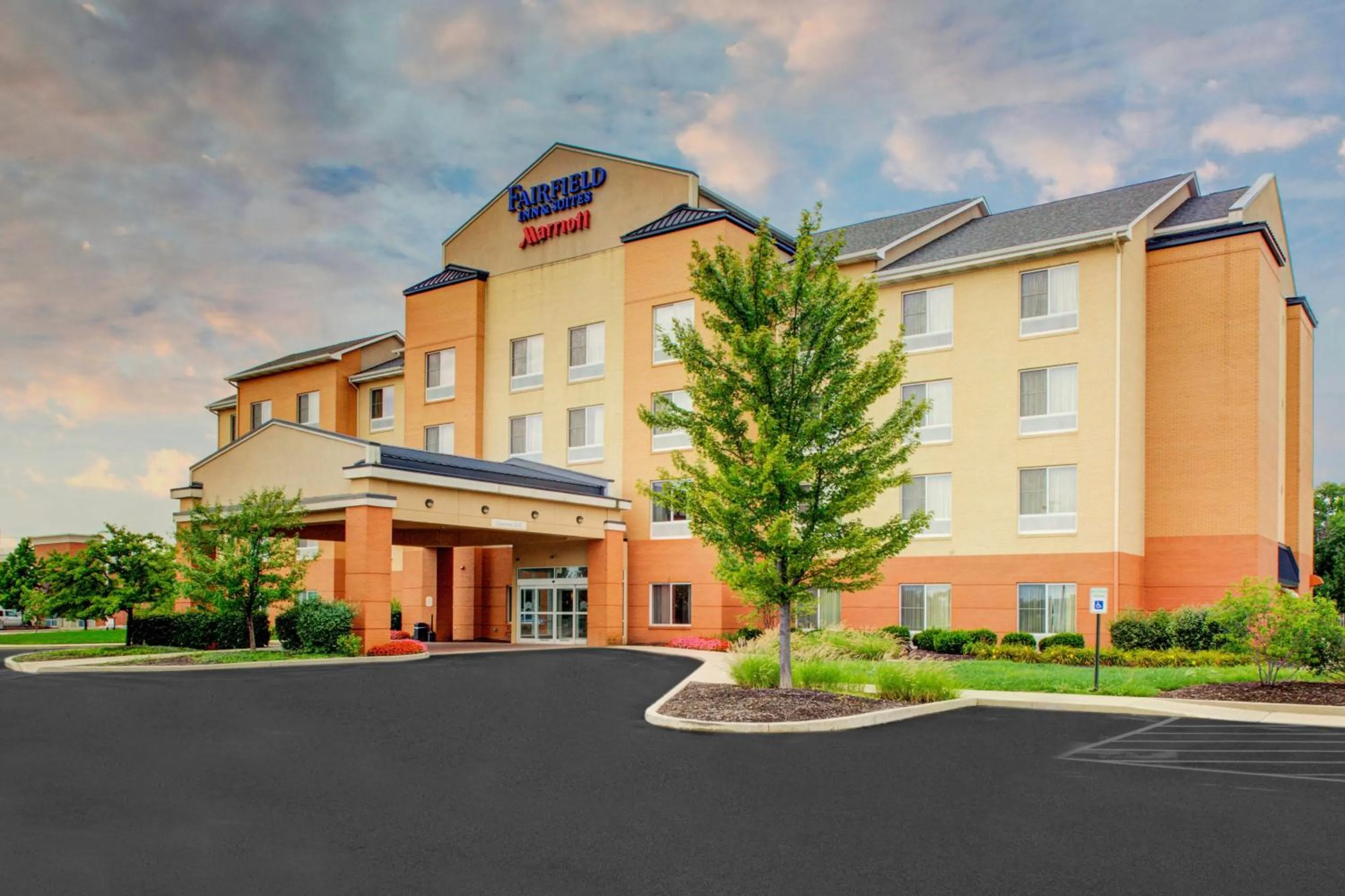 Property building in Fairfield Inn & Suites Indianapolis Avon