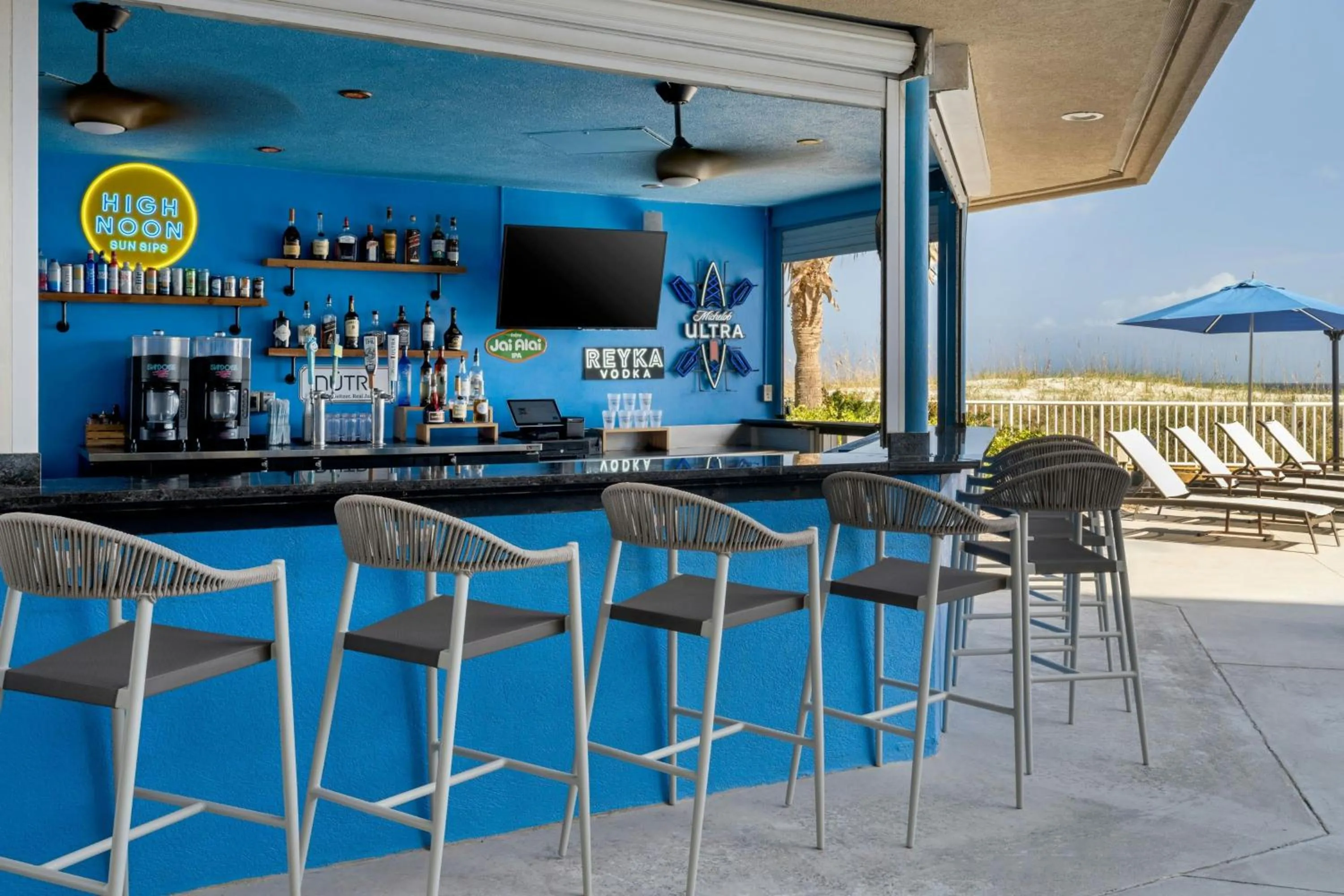 Swimming pool in Courtyard by Marriott Jacksonville Beach Oceanfront