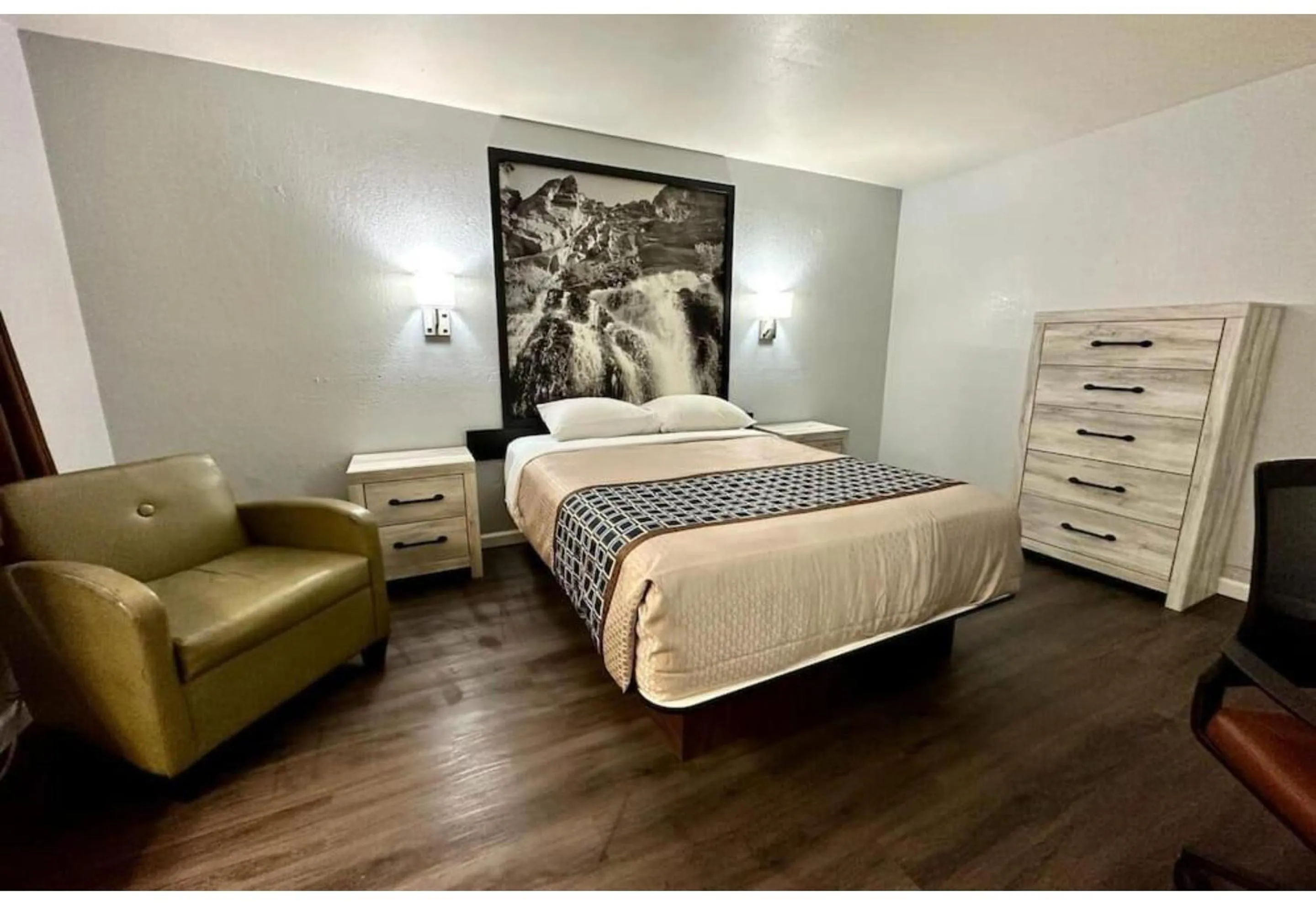 Bed in Canyon Inn Motel Flagstaff AZ