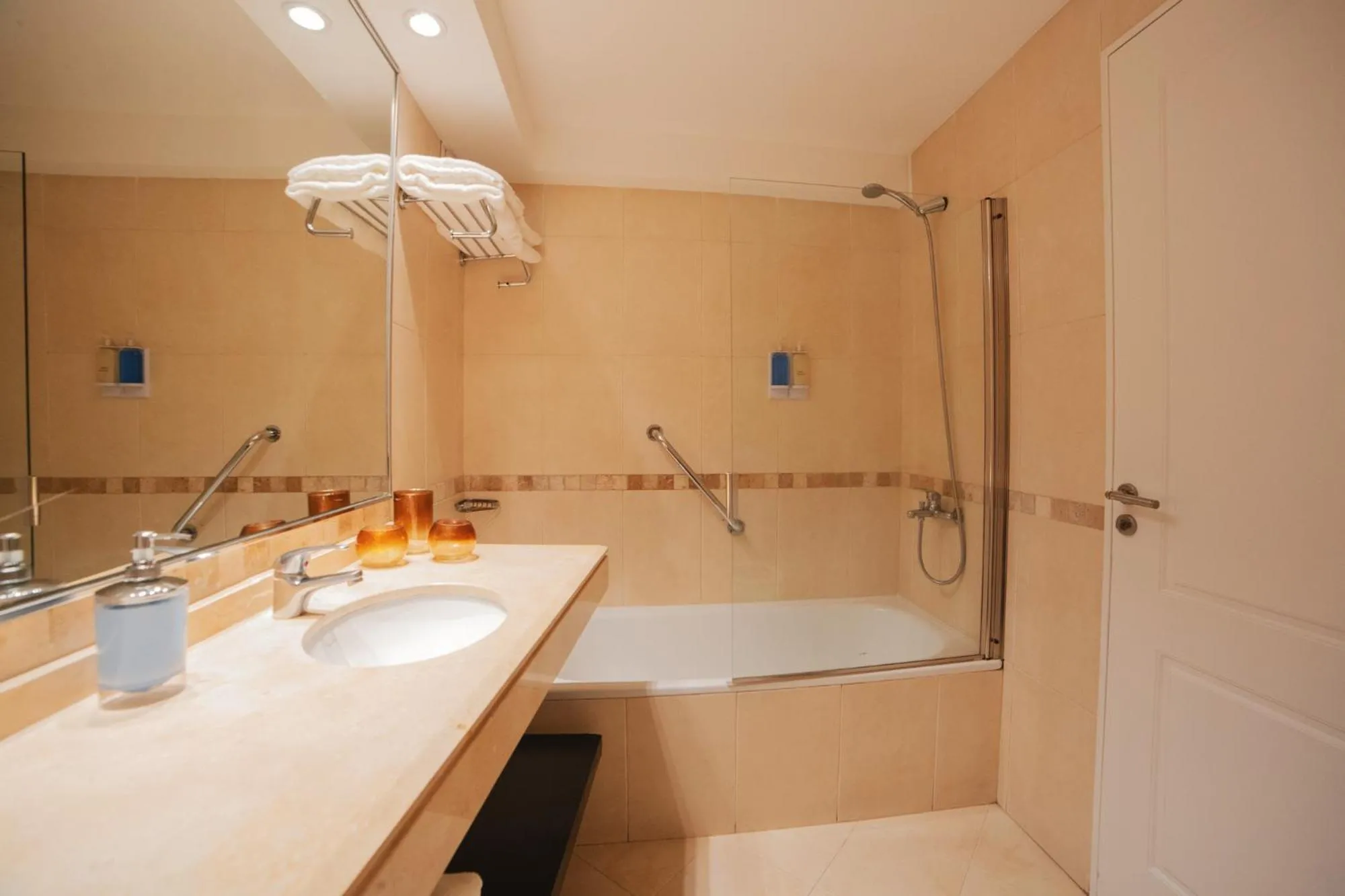 Shower in ARC Callao Studios & Suites