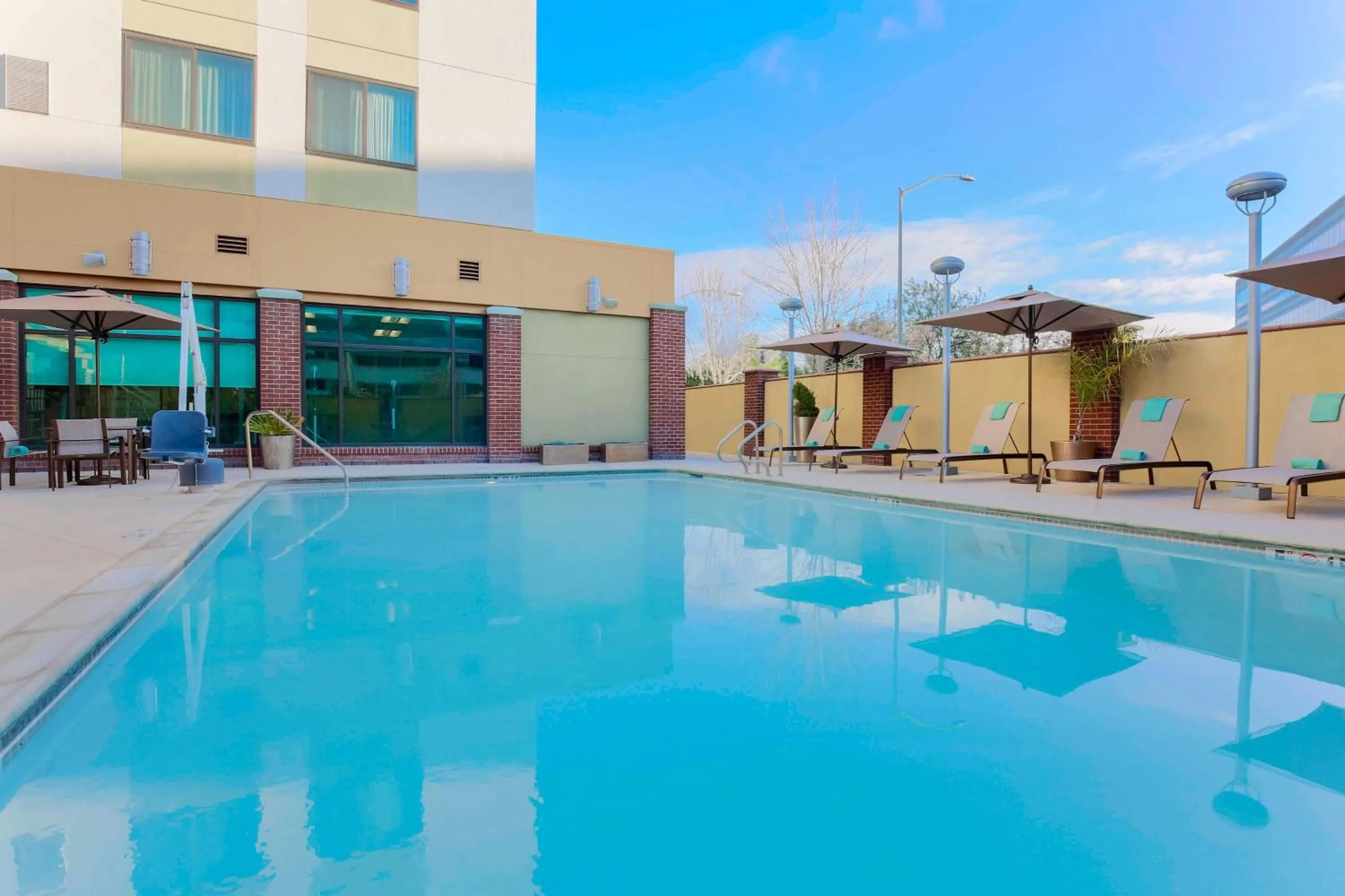 Swimming pool in Courtyard by Marriott San Jose Campbell
