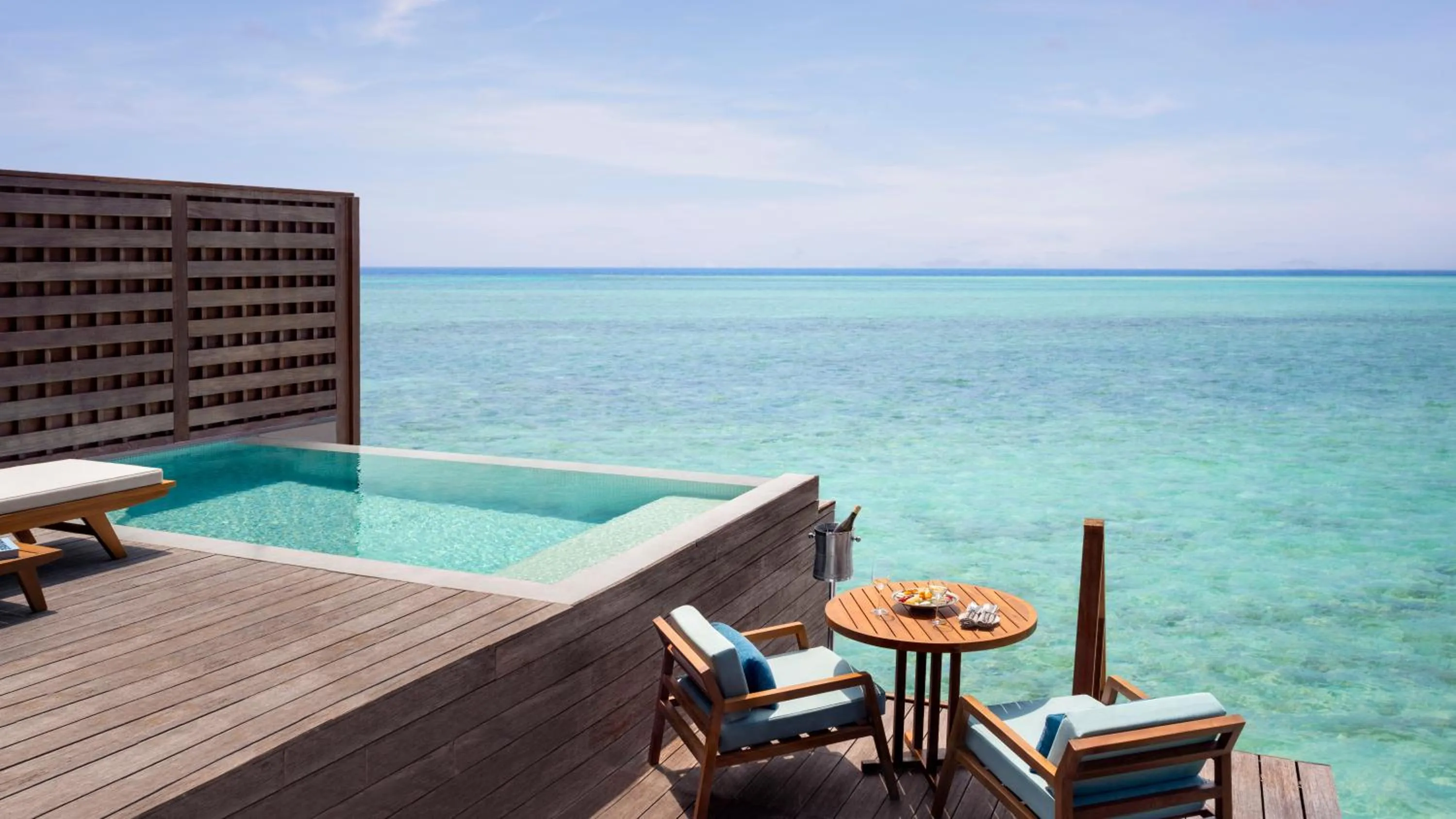 Swimming pool in Anantara Veli Maldives Resort