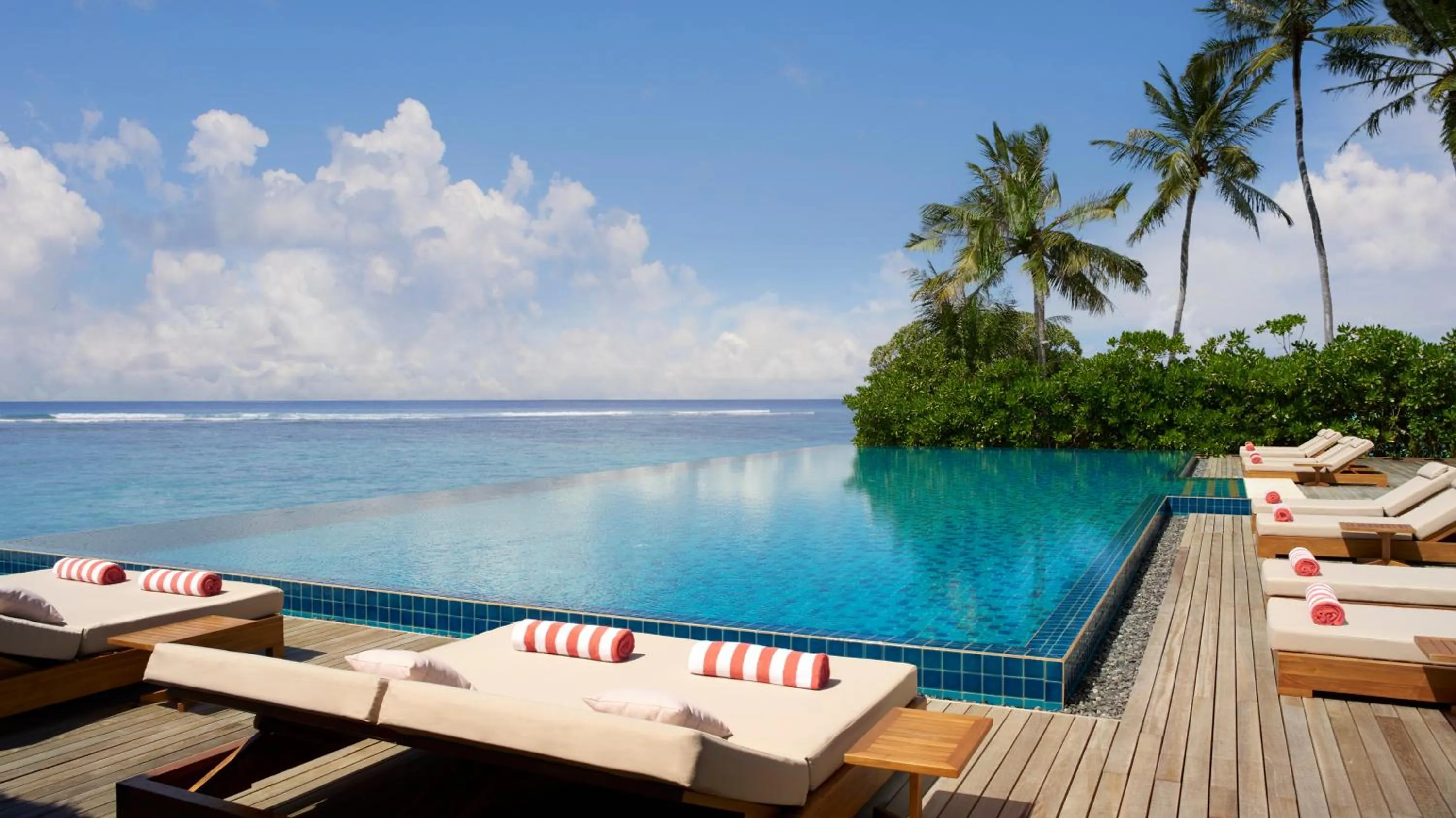 Swimming pool in Anantara Veli Maldives Resort