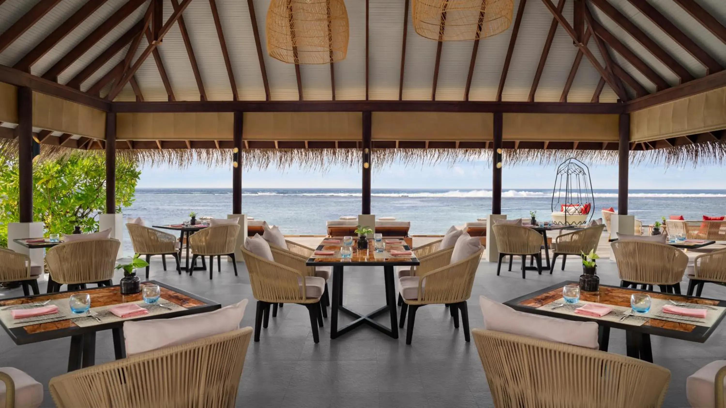 Restaurant/places to eat in Anantara Veli Maldives Resort Restaurant/places to eat in Anantara Veli Maldives Resort